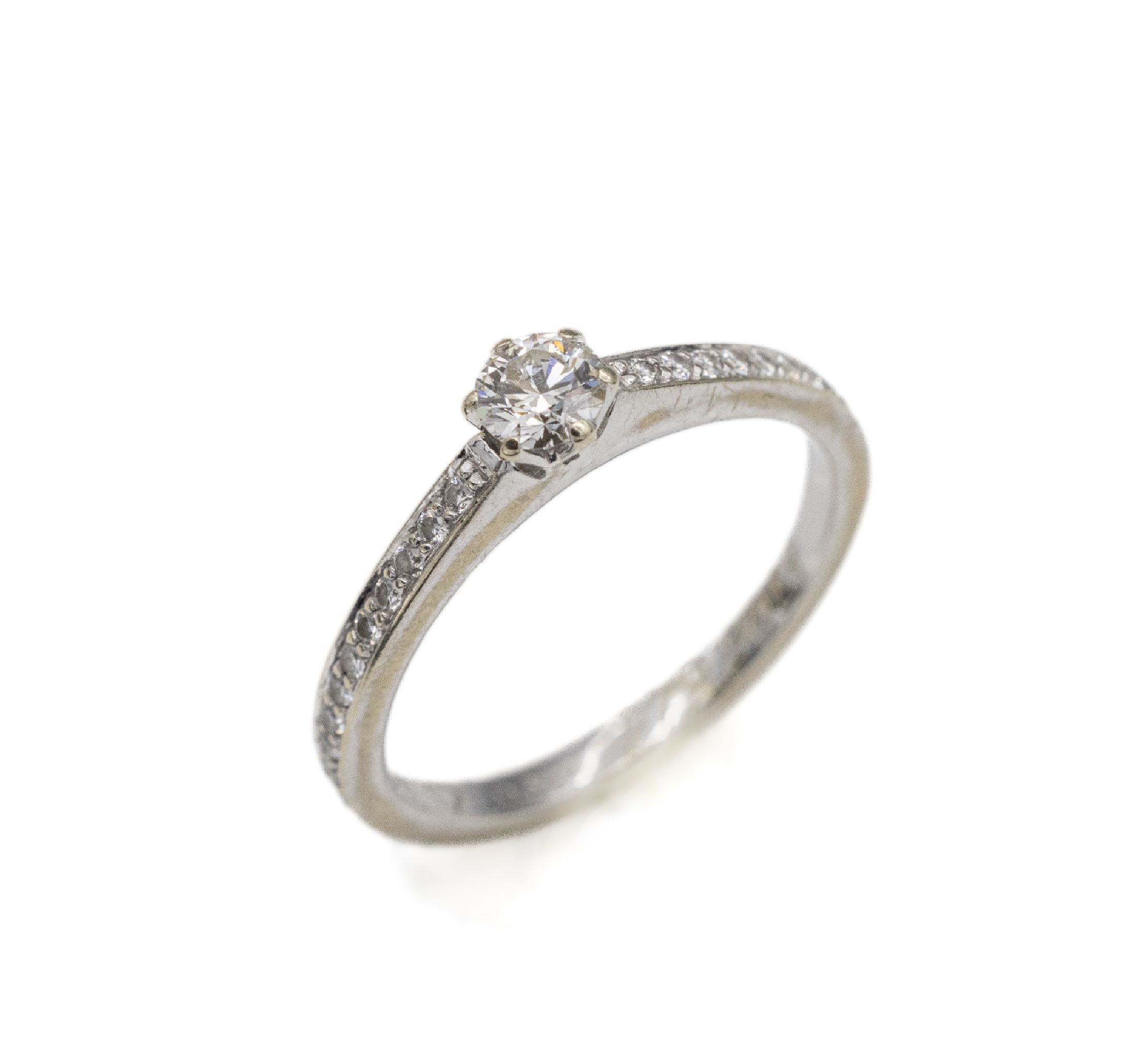 14 kt Gold Brillant-Ring, WG 585/000, mittiger erhaben gefasster Brillant ca. 0.25 ct Weiß/si, Ringschultern mit insg. 22 Brillanten zus. ca. 0.14 ...
