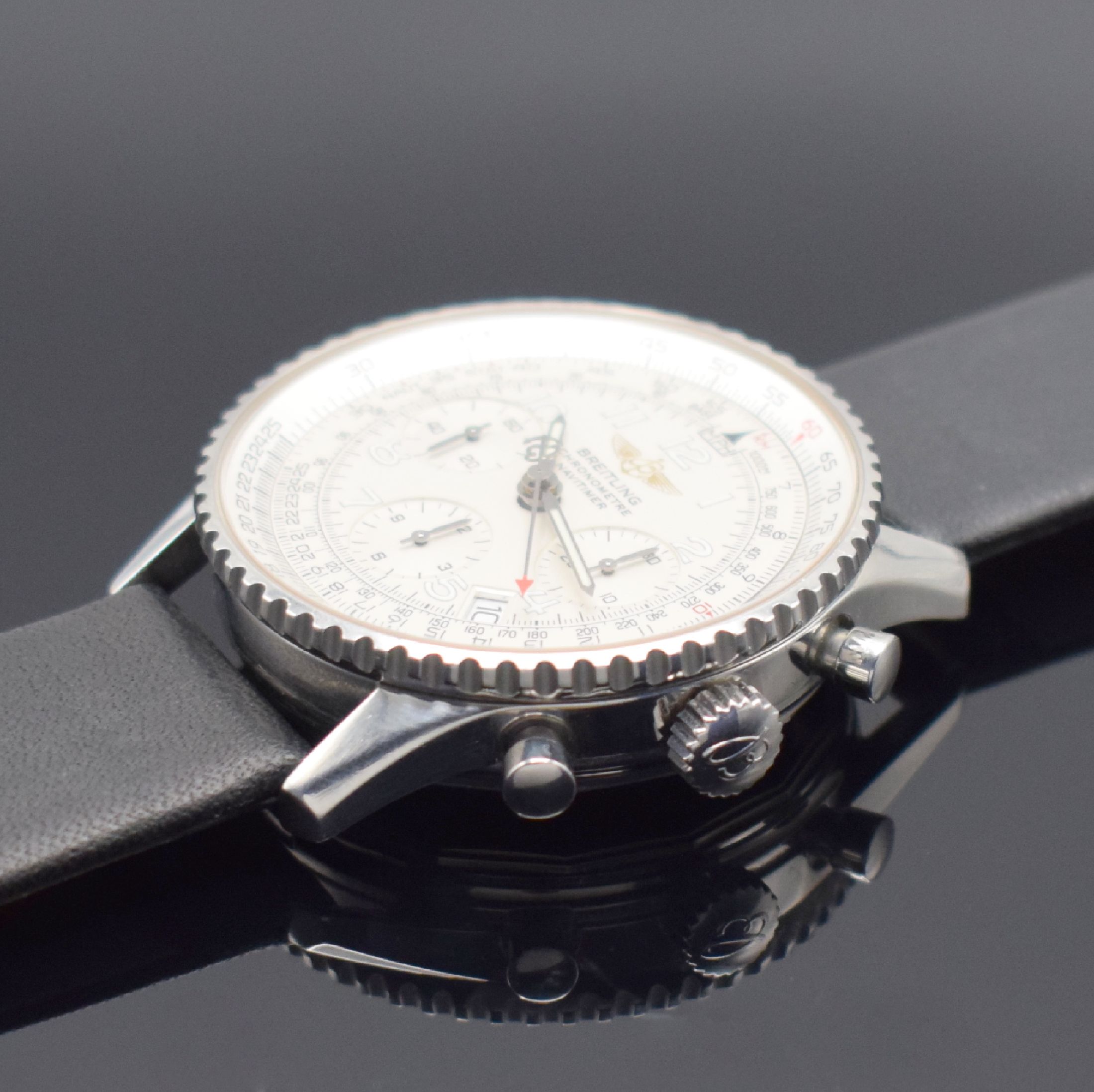 Detail b: BREITLING Navitimer Herrenarmbanduhr mit Chronograph in Chronometerqualität, Referenz A23322, Schweiz um 2005, Automatik, Edelstahlgeh., Boden ...