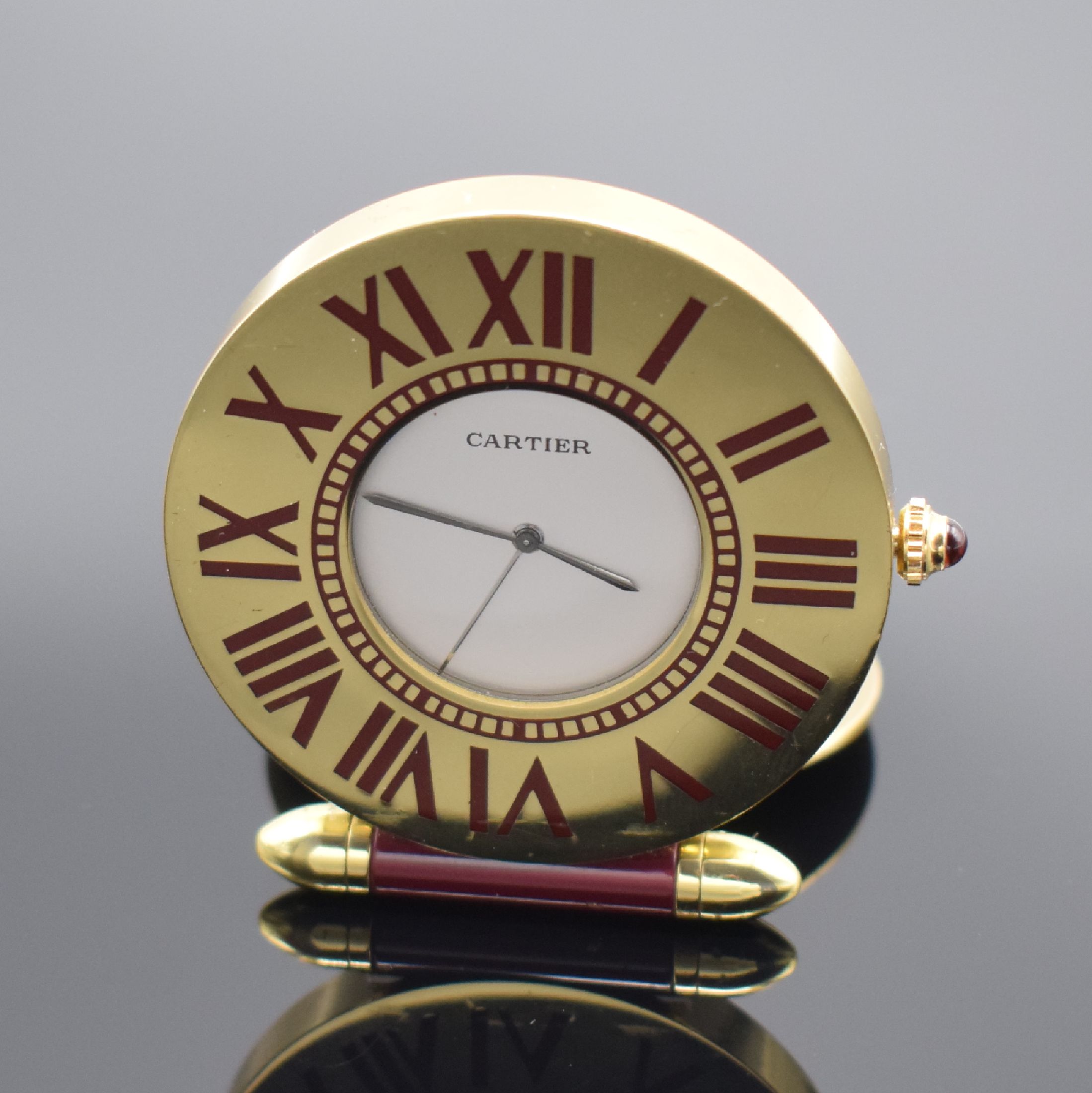 CARTIER kleiner Tischwecker, Schweiz um 1990, quarz, verg., ausklappbares Gehäuse, Lünette m. lack. römischen Zahlen, cremefarb. Zifferbl., ...