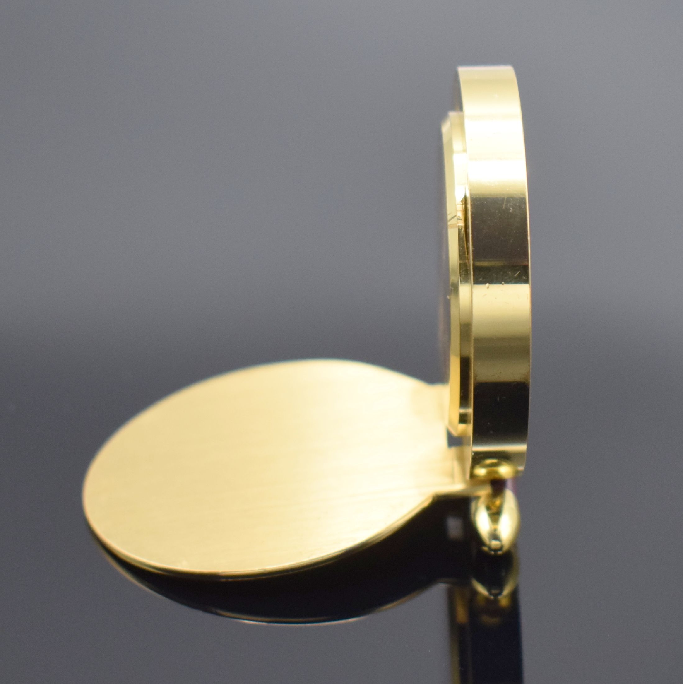 Detail a: CARTIER kleiner Tischwecker, Schweiz um 1990, quarz, verg., ausklappbares Gehäuse, Lünette m. lack. römischen Zahlen, cremefarb. Zifferbl., ...