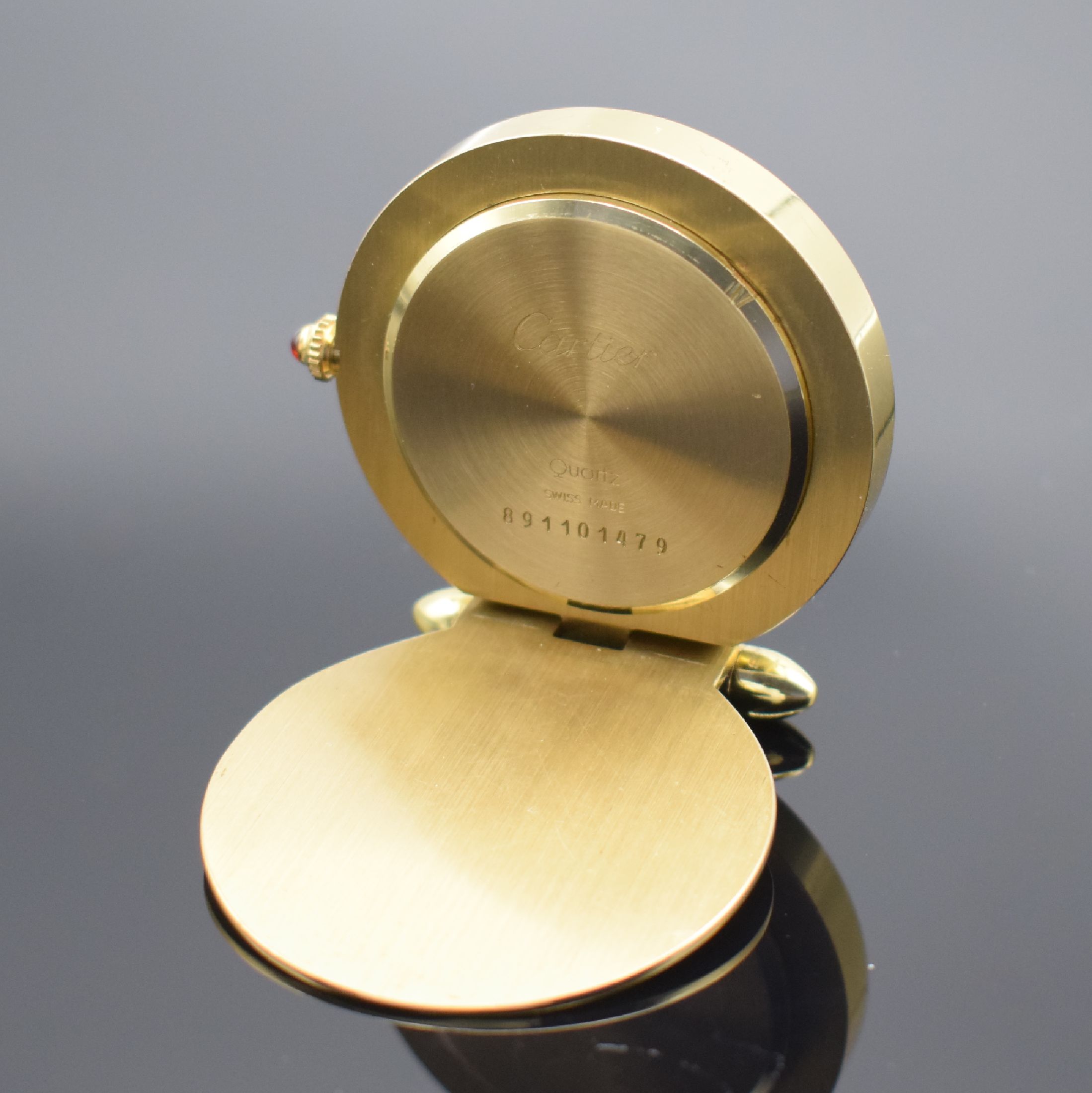 Detail b: CARTIER kleiner Tischwecker, Schweiz um 1990, quarz, verg., ausklappbares Gehäuse, Lünette m. lack. römischen Zahlen, cremefarb. Zifferbl., ...