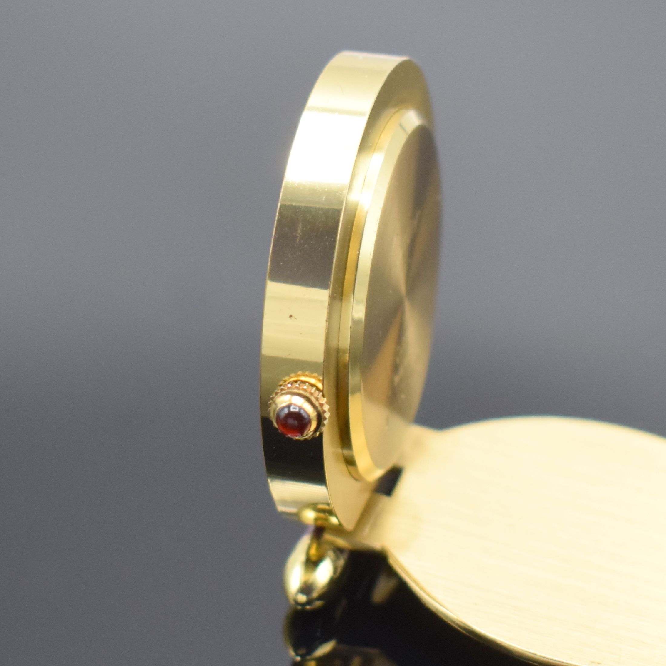 Detail c: CARTIER kleiner Tischwecker, Schweiz um 1990, quarz, verg., ausklappbares Gehäuse, Lünette m. lack. römischen Zahlen, cremefarb. Zifferbl., ...