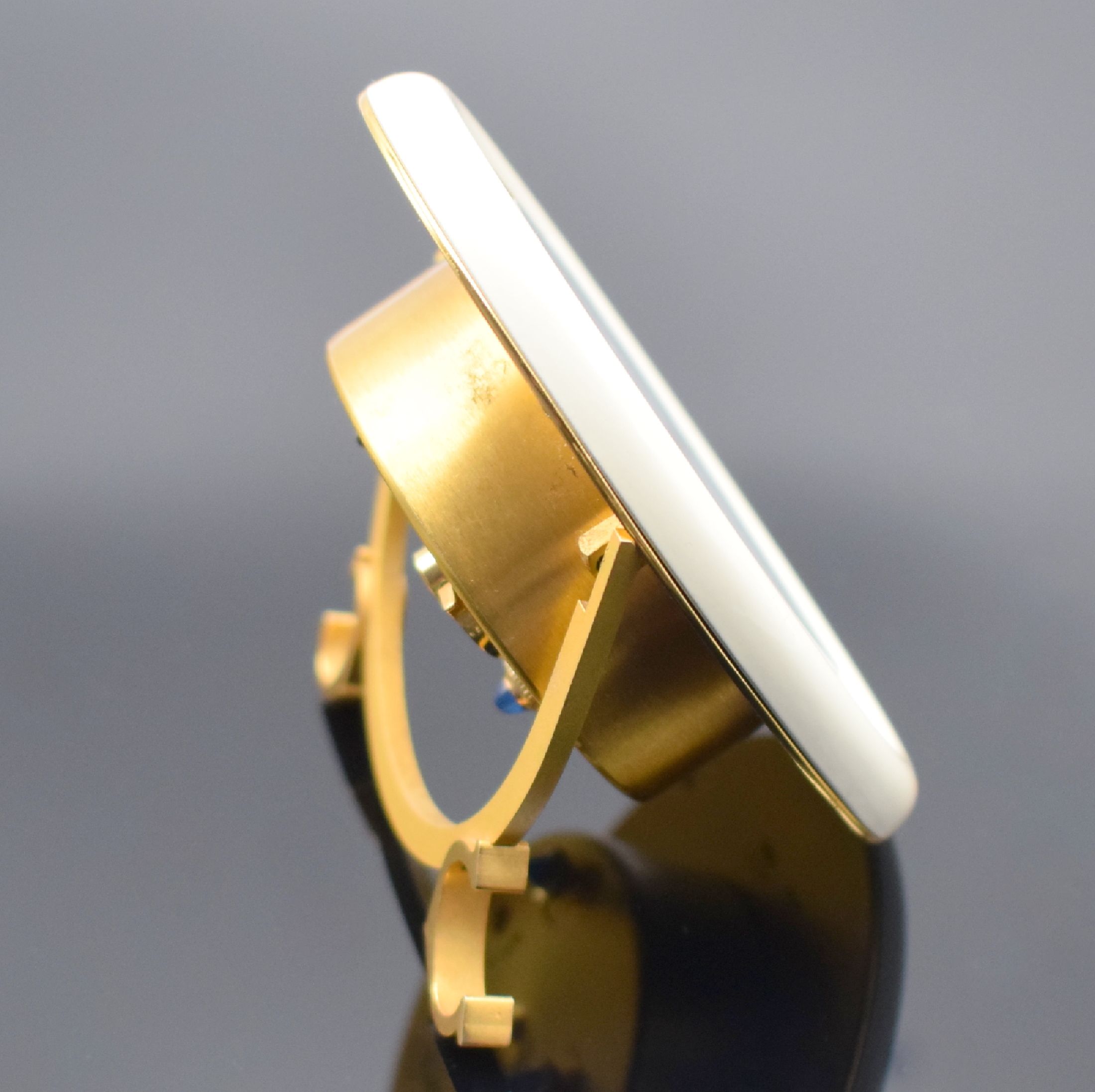 Detail a: CARTIER Paris Baignoire Tischwecker Referenz 7509, Schweiz um 1980, Handaufzug, verg. Gehäuse z. T. weiß lackiert, weißes Zifferbl. m. röm. ...