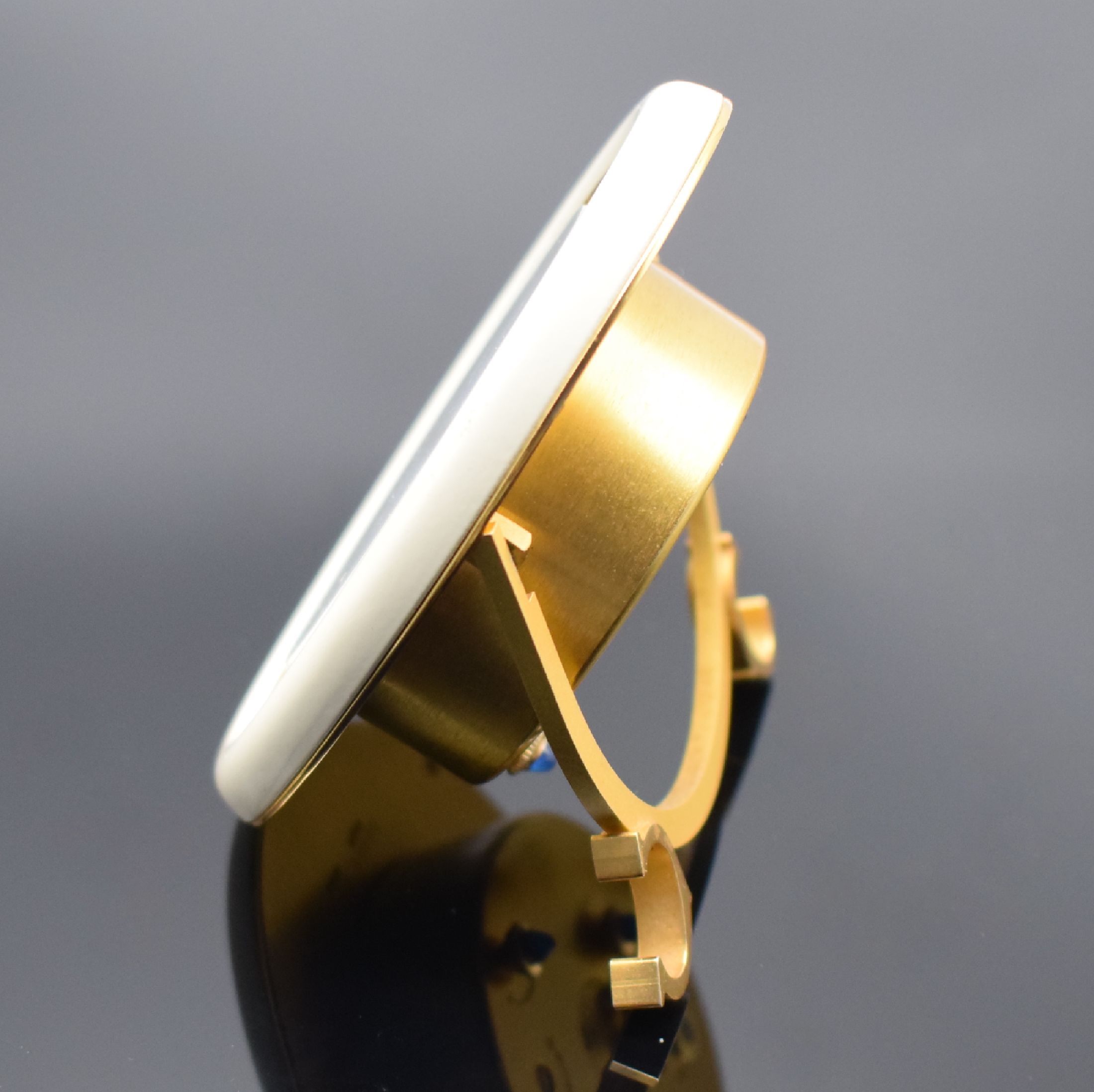 Detail b: CARTIER Paris Baignoire Tischwecker Referenz 7509, Schweiz um 1980, Handaufzug, verg. Gehäuse z. T. weiß lackiert, weißes Zifferbl. m. röm. ...