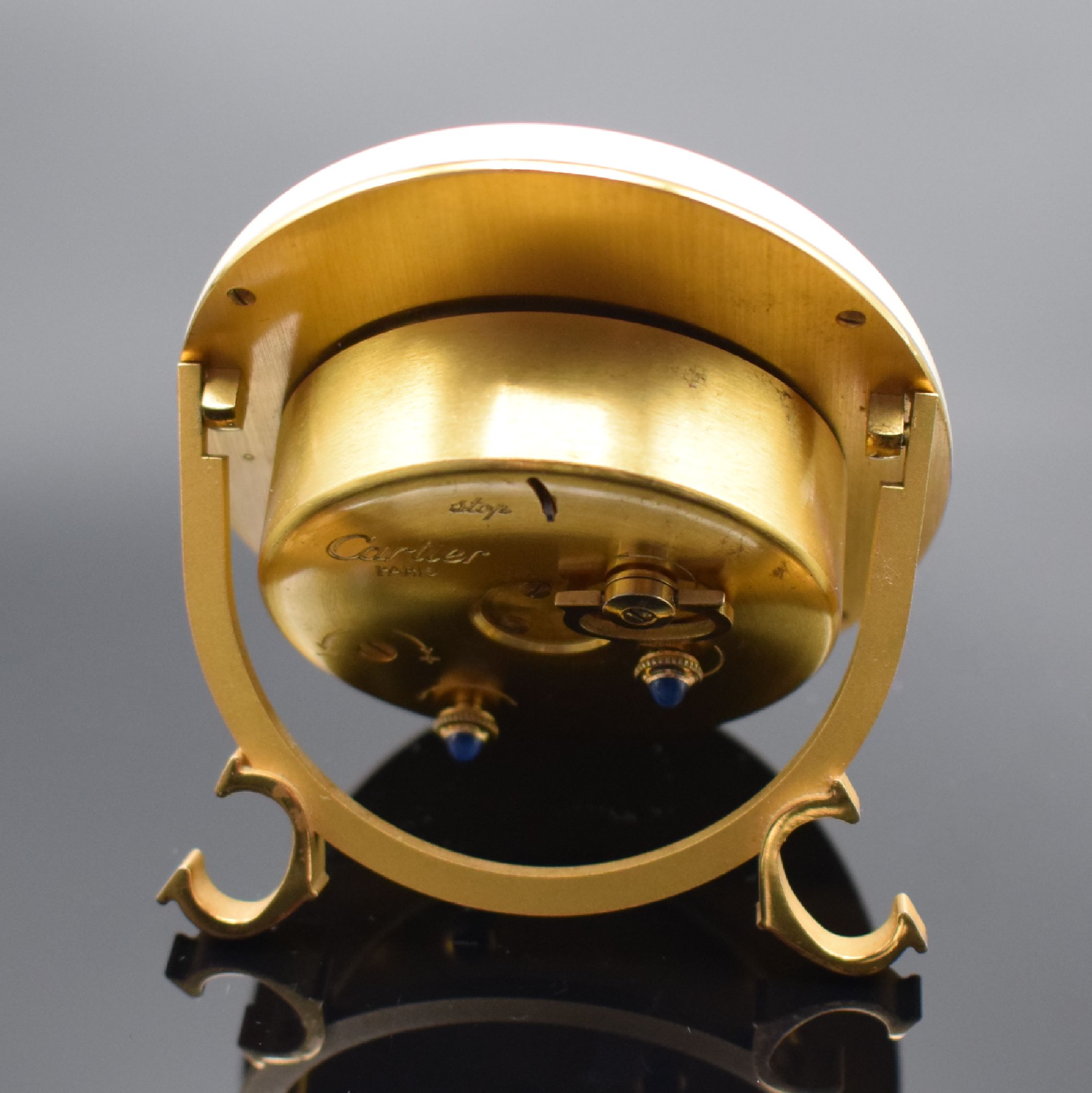 Detail c: CARTIER Paris Baignoire Tischwecker Referenz 7509, Schweiz um 1980, Handaufzug, verg. Gehäuse z. T. weiß lackiert, weißes Zifferbl. m. röm. ...