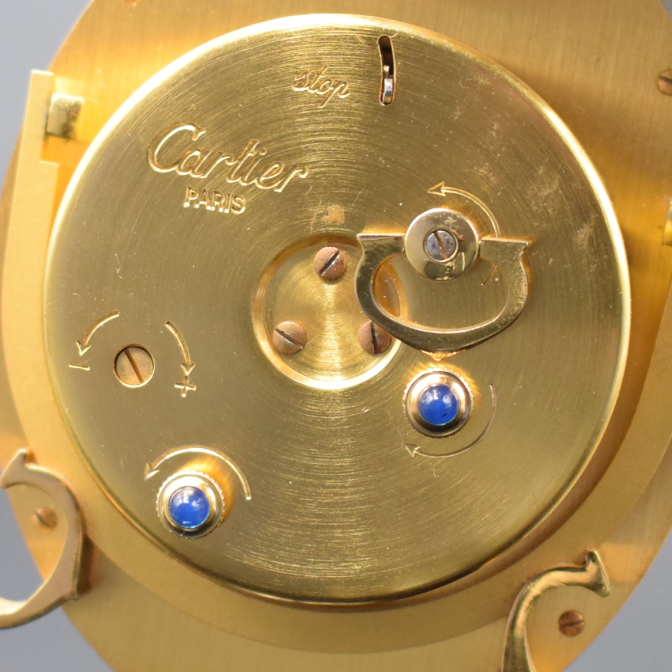 Detail d: CARTIER Paris Baignoire Tischwecker Referenz 7509, Schweiz um 1980, Handaufzug, verg. Gehäuse z. T. weiß lackiert, weißes Zifferbl. m. röm. ...