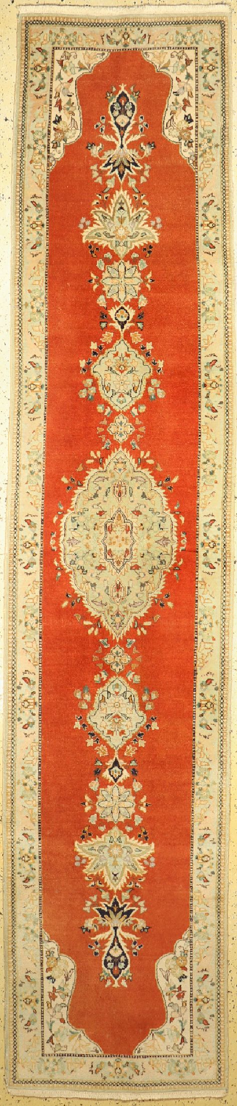 Täbriz Tabatabai, Persien, ca. 50 Jahre, Wolle auf Baumwolle, ca. 393 x 83 cm, EHZ: 2, (Mottenfraß am Rand)