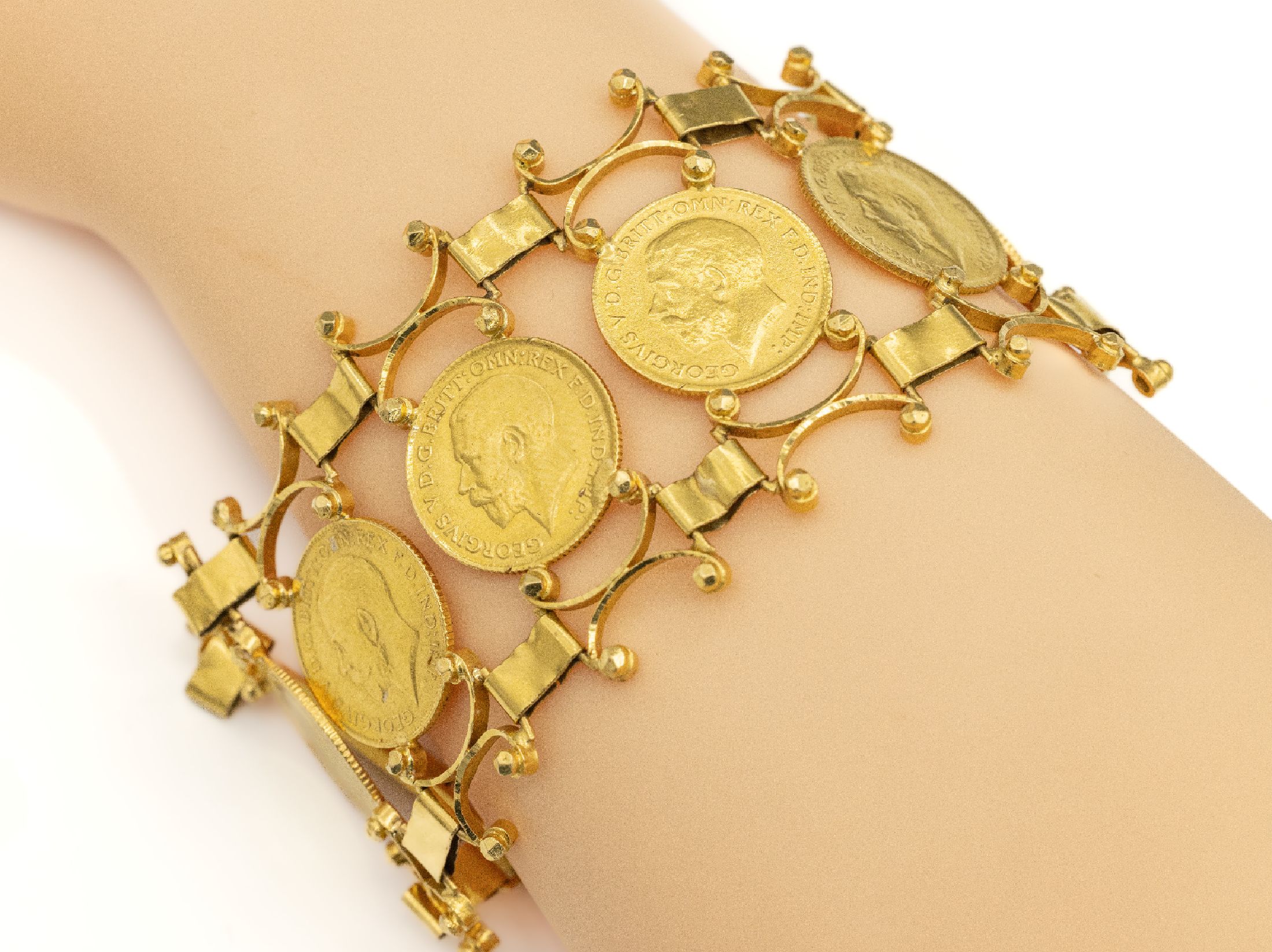 18 kt Gold Armband mit 8 Goldmünzen, 8 Sovereigns, 1925, 1912, 1915, 1911, Fassung GG 750/000, ca. 70.5 g, L. ca. 17.8 cm, B. ca.4 cm