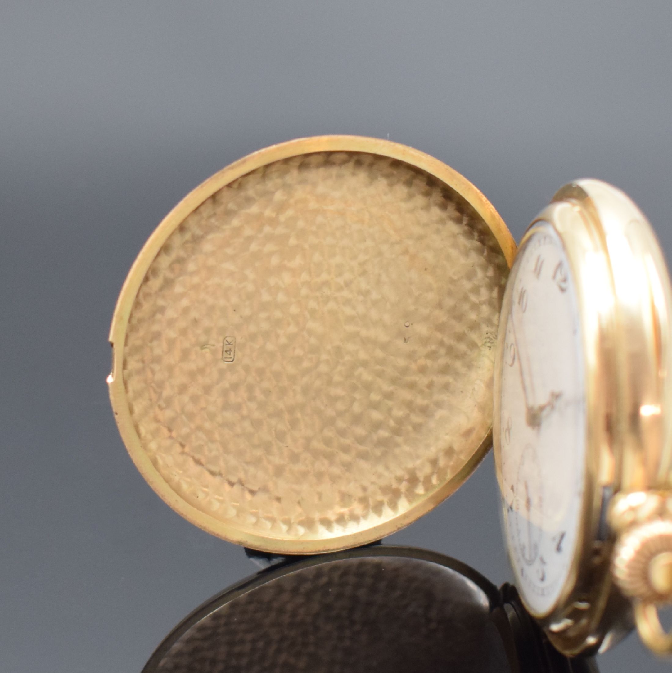 Detail a: Schwere Savonette mit 1/4-Repetition in GG 585/000, Schweiz um 1910, glattes 3-Deckel Goldgeh., Schieber f. Repetition, Emailzifferbl. m. ...