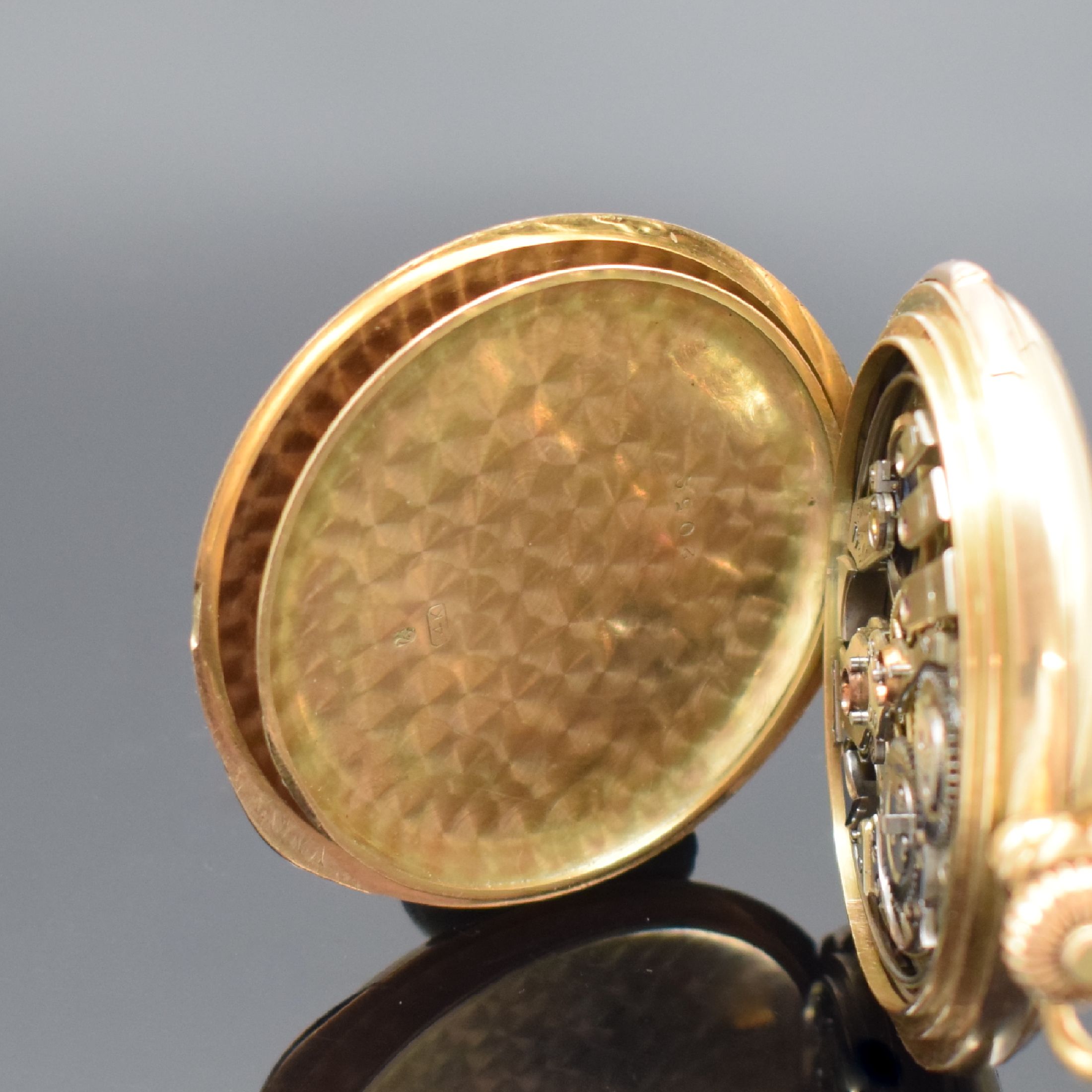 Detail e: Schwere Savonette mit 1/4-Repetition in GG 585/000, Schweiz um 1910, glattes 3-Deckel Goldgeh., Schieber f. Repetition, Emailzifferbl. m. ...