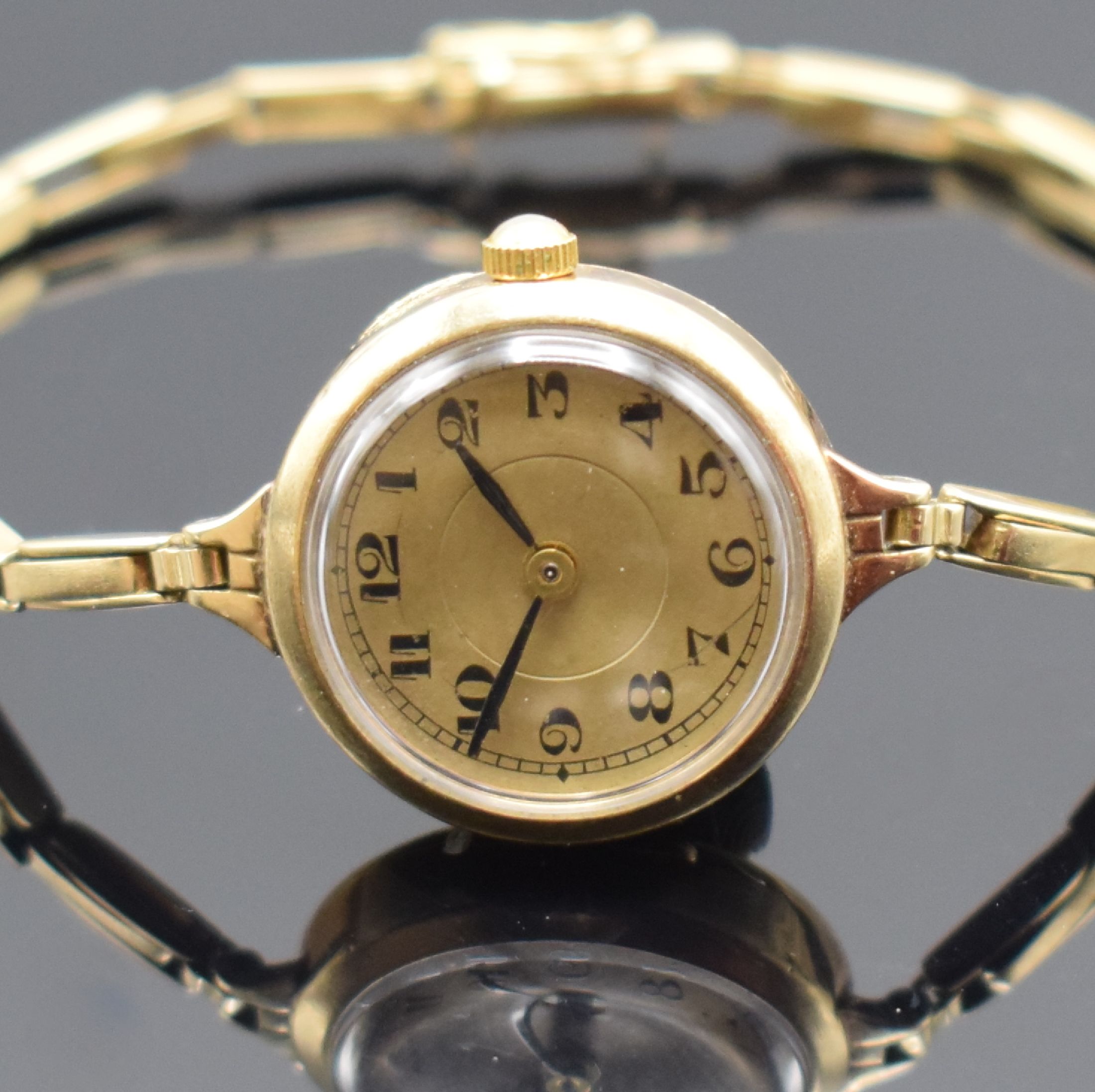 Detail a: Frühe Damenarmbanduhr in GG 585/000, Deutschland um 1915, Quartzwerk auf Kundenwunsch später, Gliederband, gold. Zifferbl. m. arab. Zahlen, schwarz ...