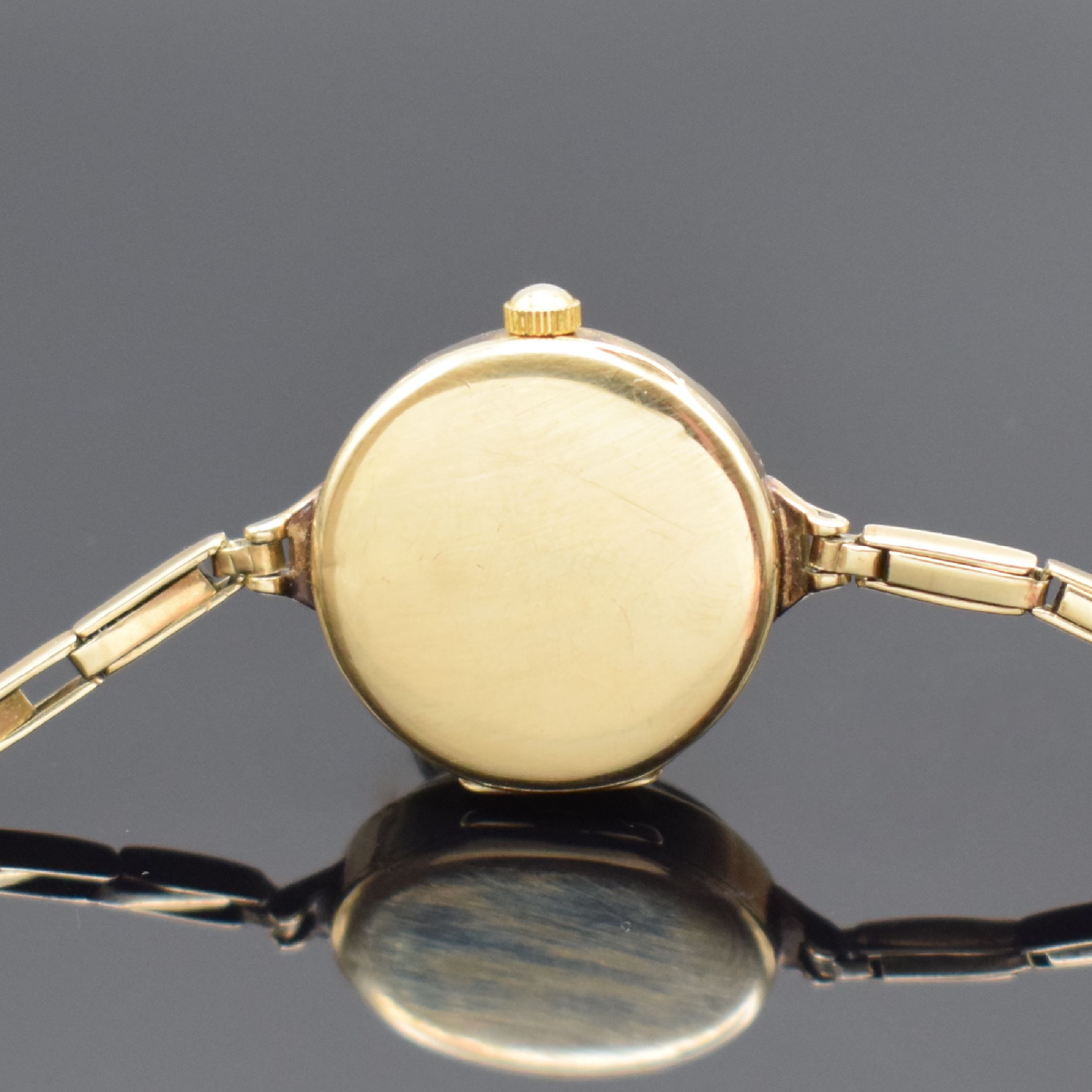 Detail c: Frühe Damenarmbanduhr in GG 585/000, Deutschland um 1915, Quartzwerk auf Kundenwunsch später, Gliederband, gold. Zifferbl. m. arab. Zahlen, schwarz ...