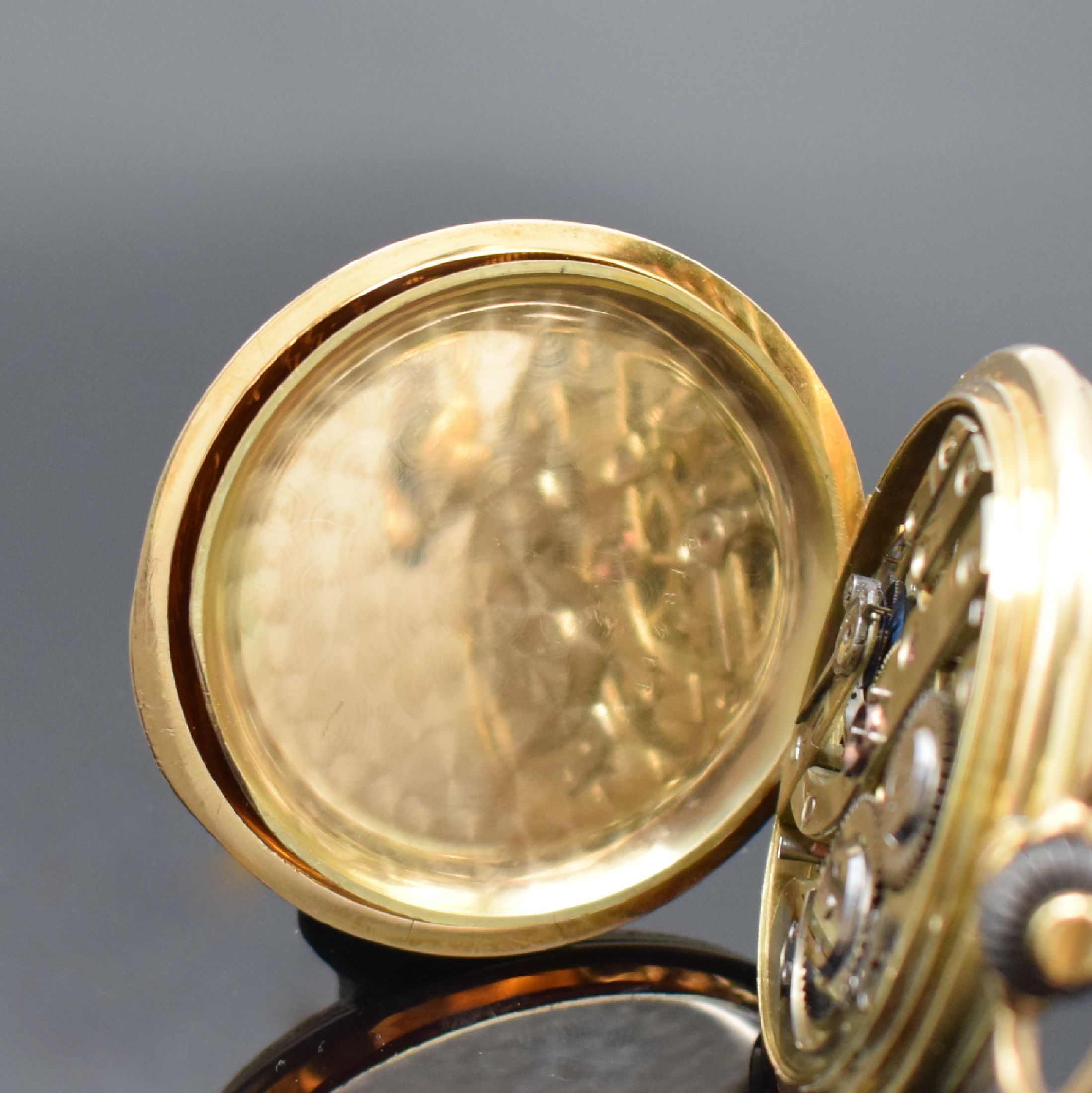 Detail f: Herrensavonette in RG 585/000, Schweiz um 1890, tief grav. 3-Deckel Goldgeh., Emailzifferbl. m. röm. Zahlen, kl. Sek. b. 6, Zeiger später, ...