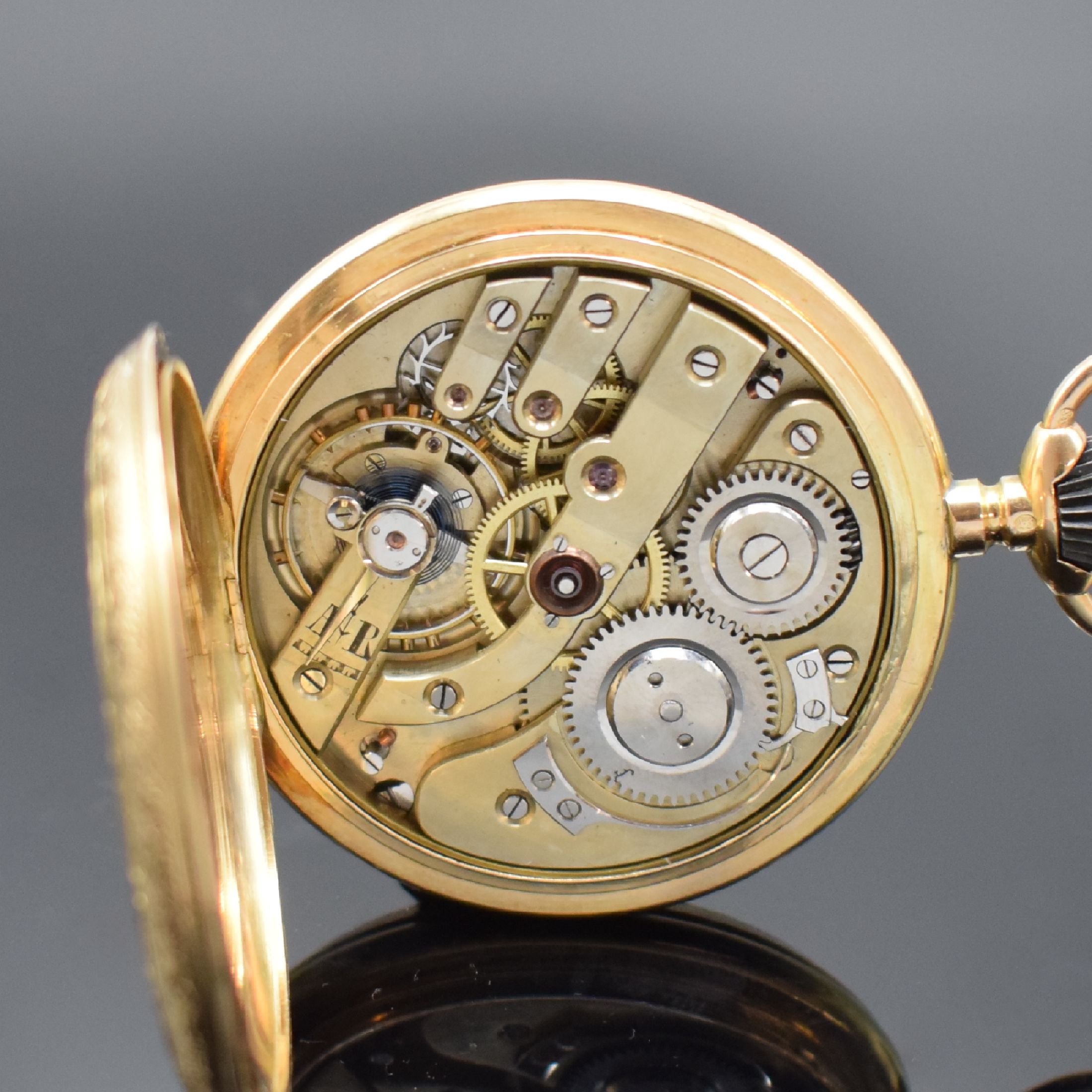 Detail g: Herrensavonette in RG 585/000, Schweiz um 1890, tief grav. 3-Deckel Goldgeh., Emailzifferbl. m. röm. Zahlen, kl. Sek. b. 6, Zeiger später, ...
