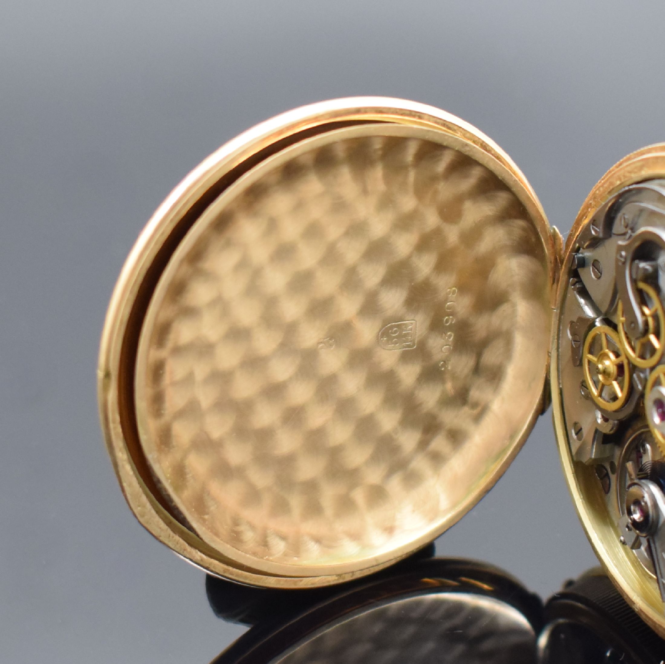 Detail d: Hy. MOSER & Cie Taschenchronograph in RoseG 585/000, Schweiz um 1910, Strahlen-guill. 2 -Deckel Goldgeh., gerippter Rand, Emailzifferbl. riss. m. ...
