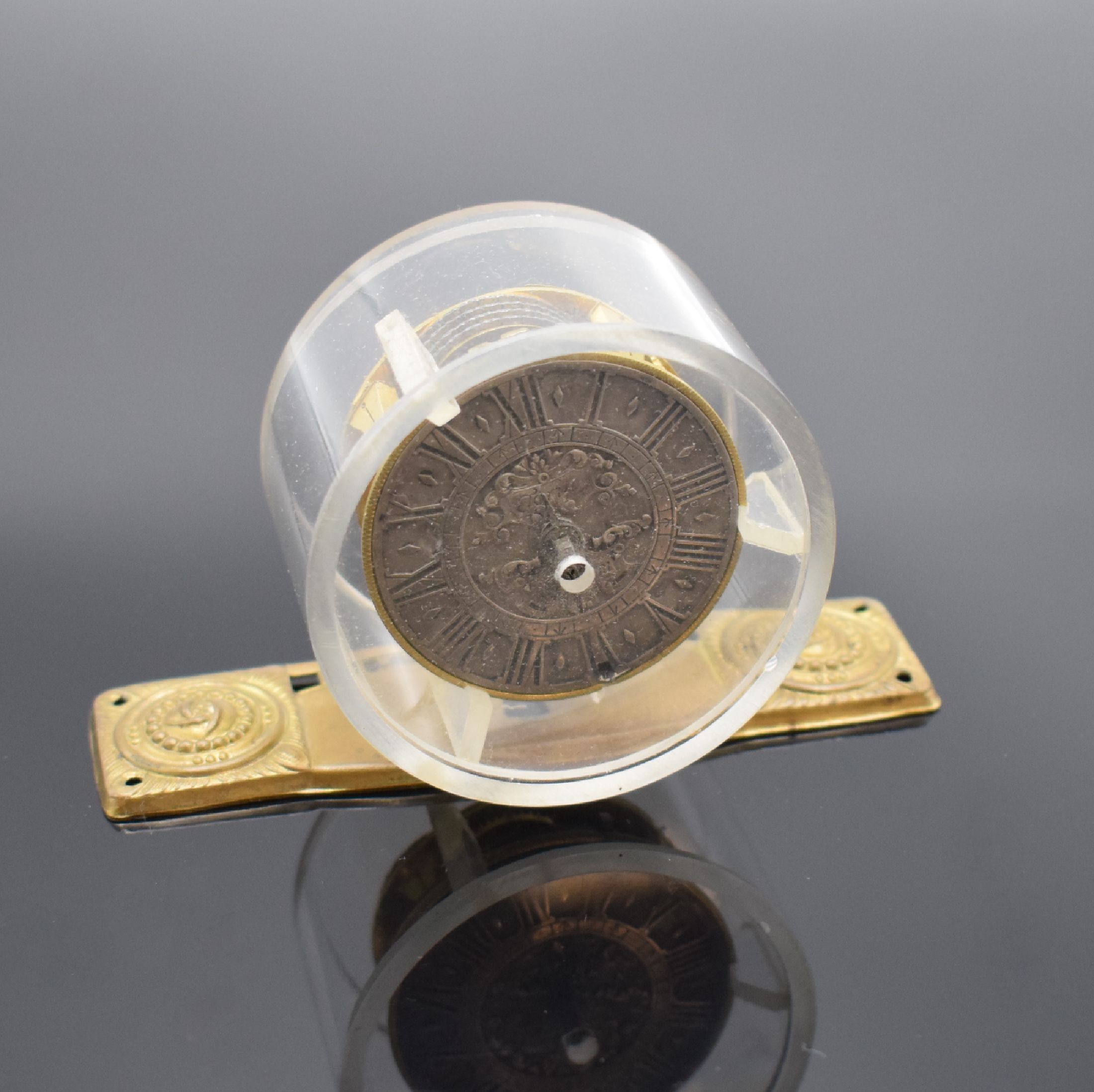 TORIN London frühes Einzeiger-Spindelwerk, England um 1690, im Plexiglas Schaugehäuse, silb. Champlevé-Zifferblatt bezeichnet Torin London, ...