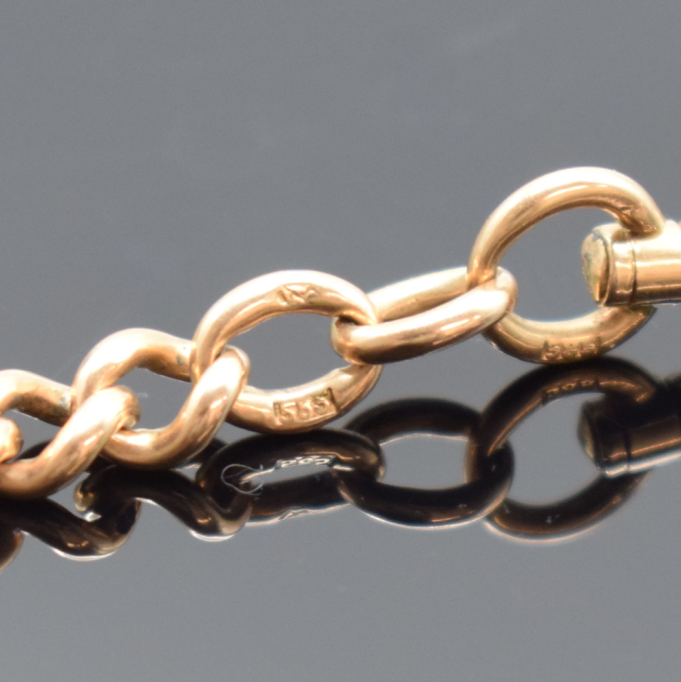 Detail a: Rotgold 585/000 schwere Taschenuhrkette, um 1900, schöner Verlauf im Rundpanzer-Design, Karabiner & Federring, eine Öse ers., L. ca. 29 cm, ...