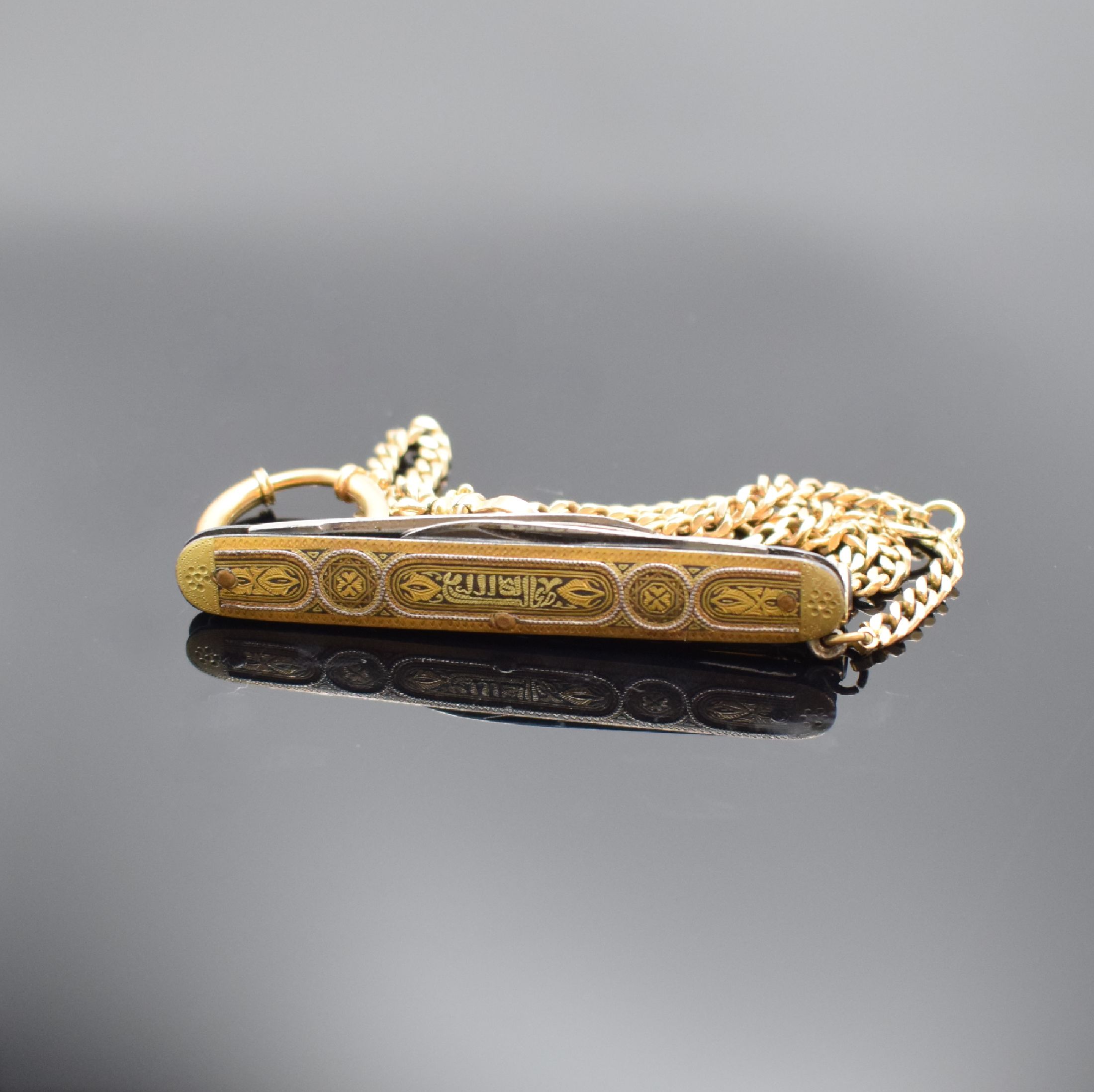 Detail a: Roségold 585/000 Taschenuhrkette mit Toledo Taschenmesser & Schlüssel, neuzeitliche Flachpanzerkette mit Karabiner & Federring, daran Messer & ...