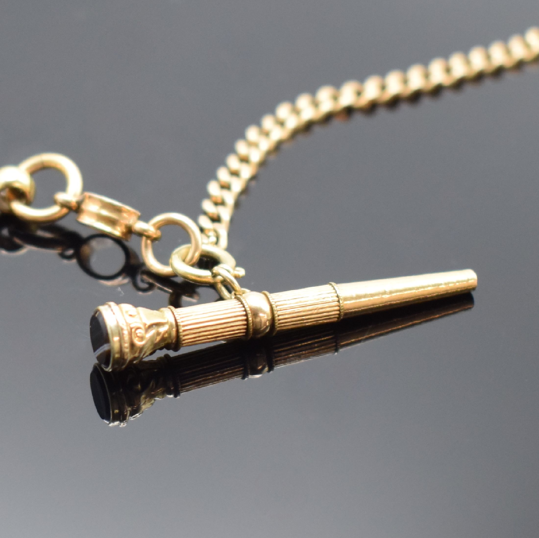 Detail b: Roségold 585/000 Taschenuhrkette mit Toledo Taschenmesser & Schlüssel, neuzeitliche Flachpanzerkette mit Karabiner & Federring, daran Messer & ...