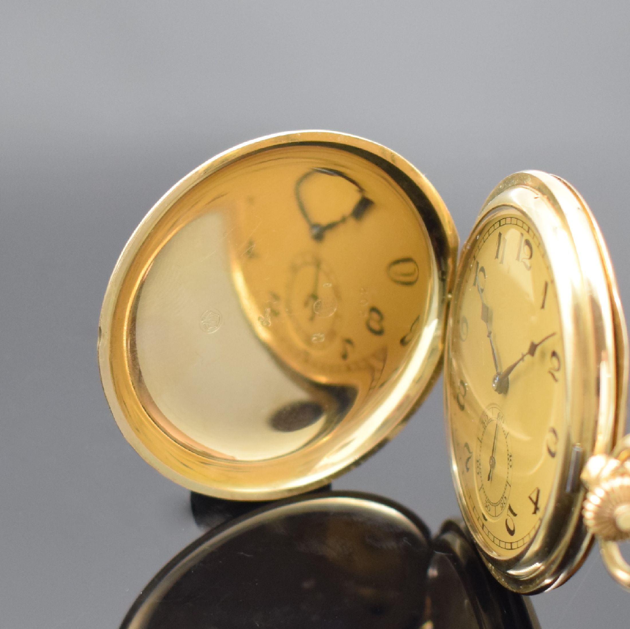Detail a: MOERIS Savonette in GG 585/000, Schweiz um 1925, glattes, 2-Deckel Goldgeh., gold. Zifferbl. m. arab. Zahlen, kl. Sek. bei 6, gebl. orig. Zeiger, ...