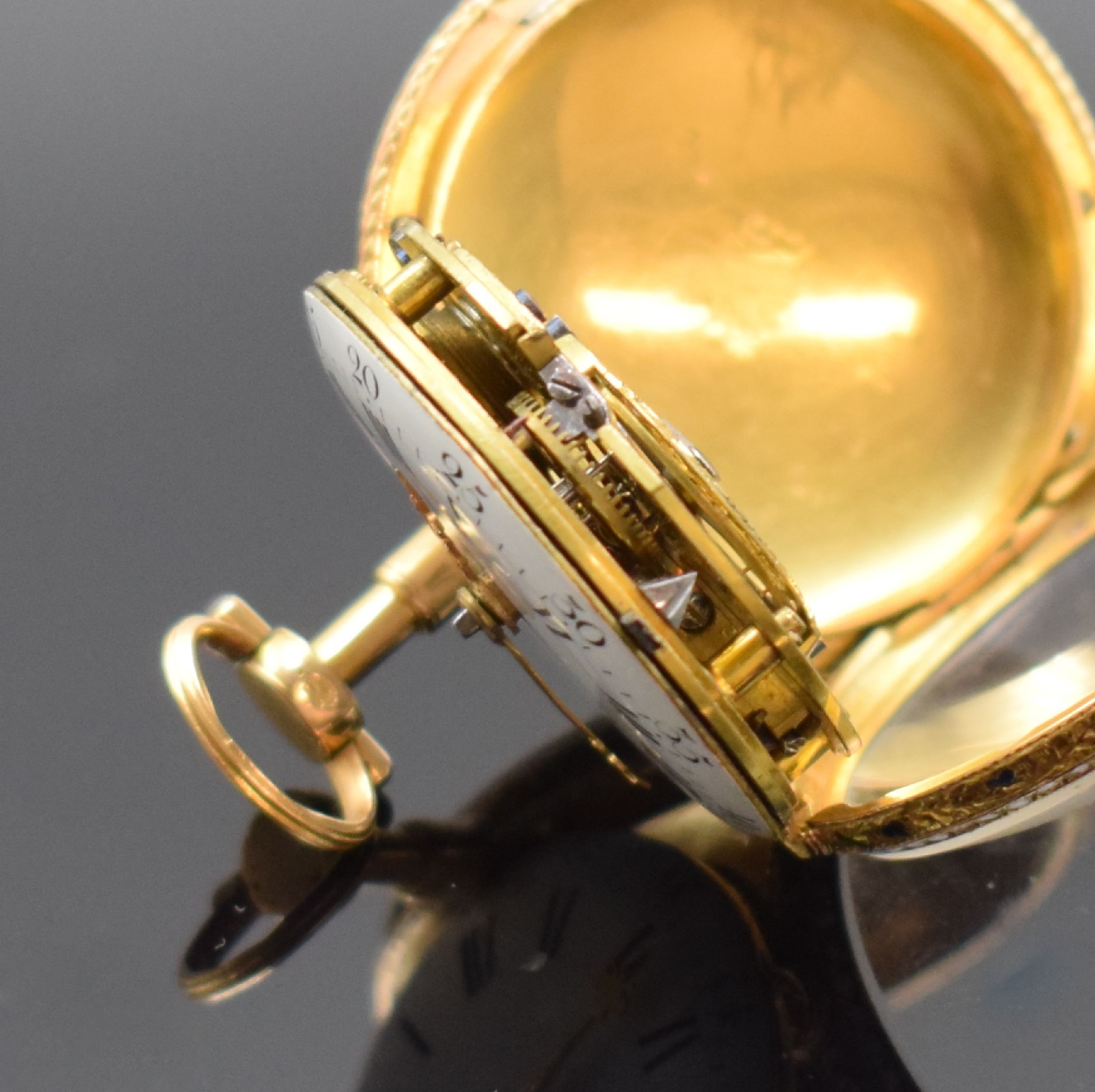 Detail c: GUENOUX A PARIS feine & sehr gut erhaltene Email-Spindeltaschenuhr in RG 750/000, Frankreich um 1770, Scharniergeh., Lünette über verdeckten ...