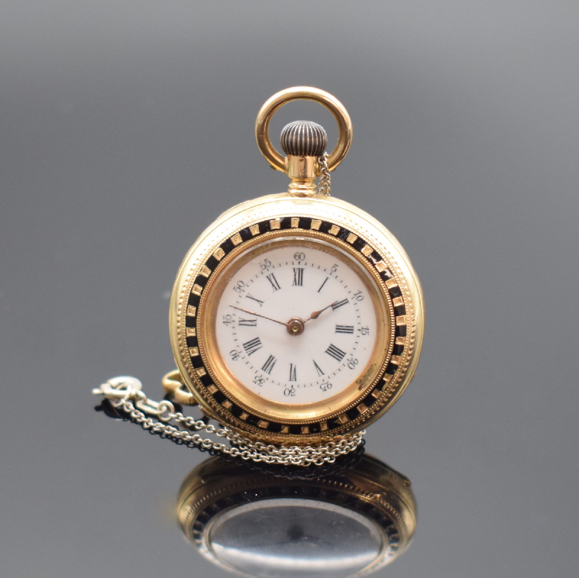 Offene Damentaschenuhr in Roségold 585/000, Schweiz um 1880, graviertes & schwarz emailliertes Geh., Email besch., verg. Cuv., Emailzifferbl. riss., ...