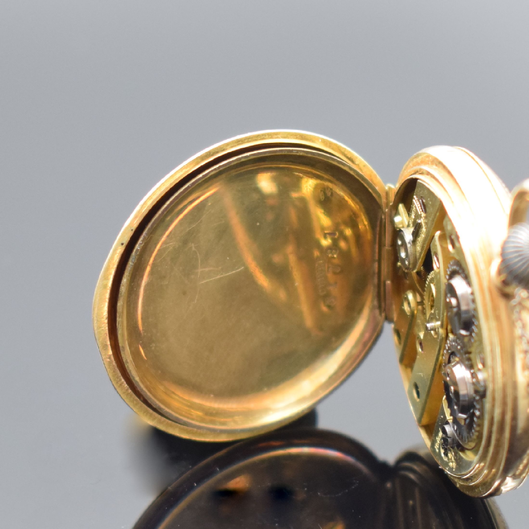 Detail d: Offene Damentaschenuhr in Roségold 585/000, Schweiz um 1880, graviertes & schwarz emailliertes Geh., Email besch., verg. Cuv., Emailzifferbl. riss., ...