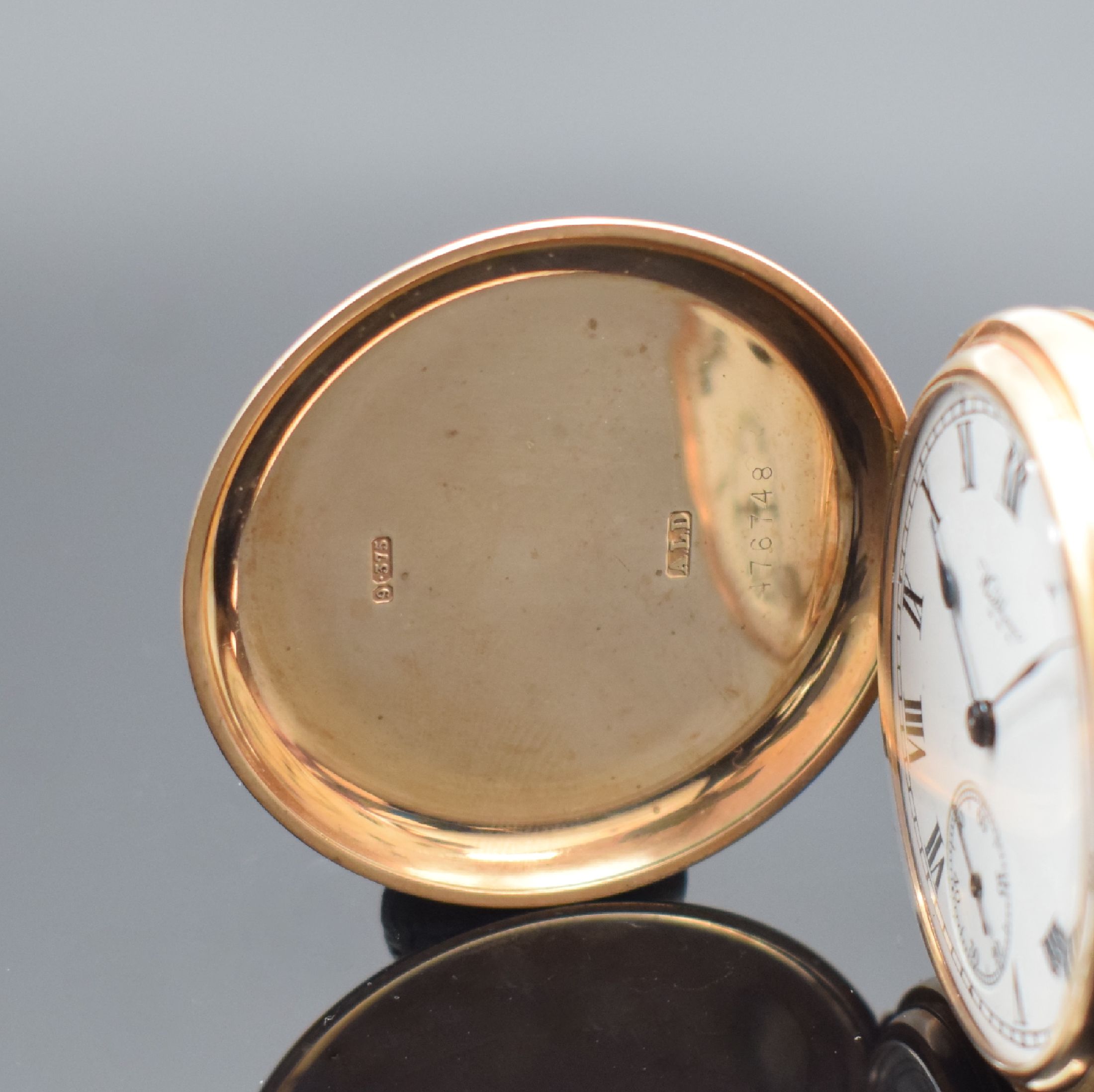 Detail a: WALTHAM Savonette Herrentaschenuhr in RG 375/000, USA / England um 1930, glattes Dennison 3-Deckel Goldgeh., 2-teil. Emailzifferbl. m. röm. Zahlen, ...