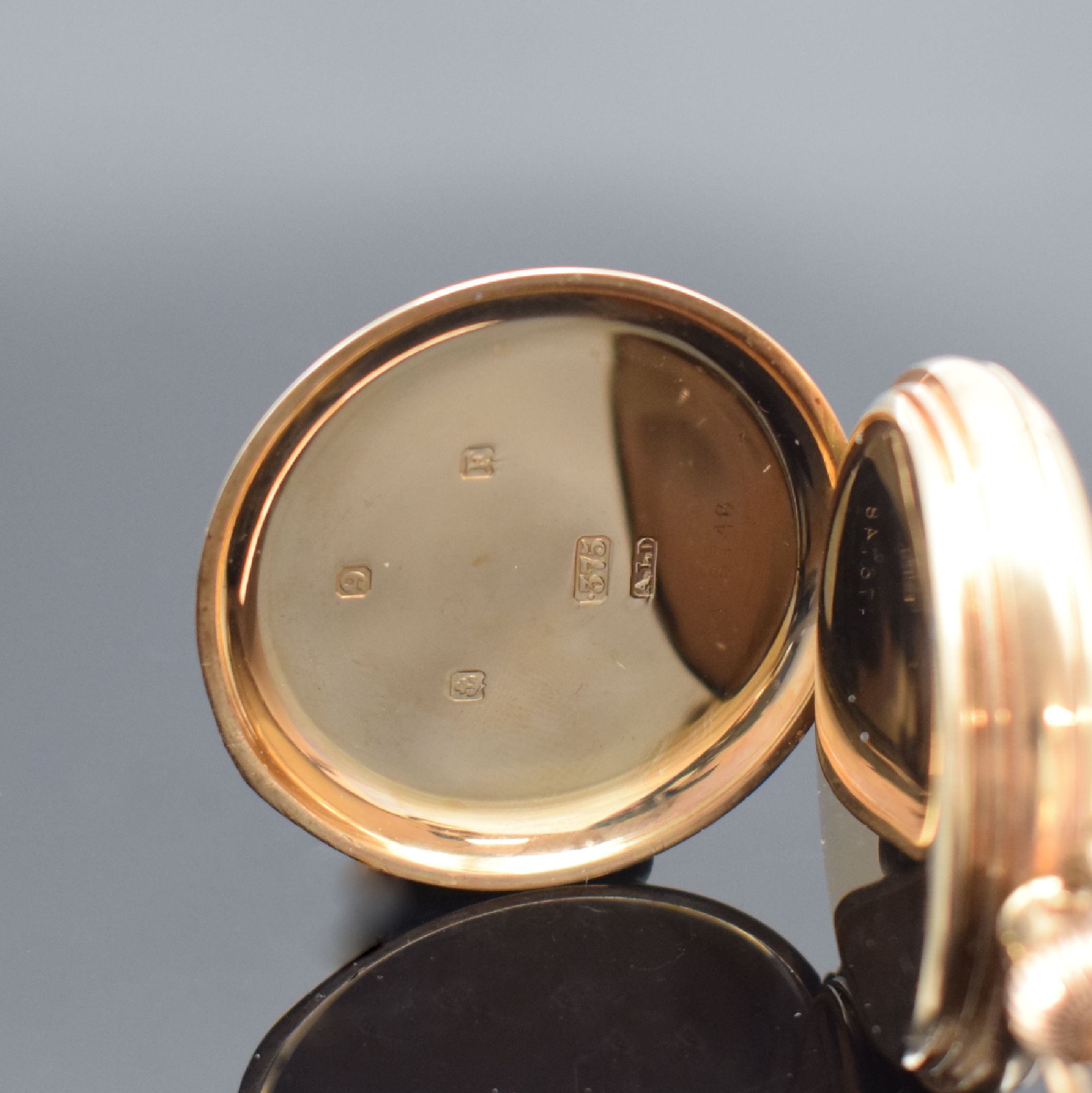 Detail c: WALTHAM Savonette Herrentaschenuhr in RG 375/000, USA / England um 1930, glattes Dennison 3-Deckel Goldgeh., 2-teil. Emailzifferbl. m. röm. Zahlen, ...