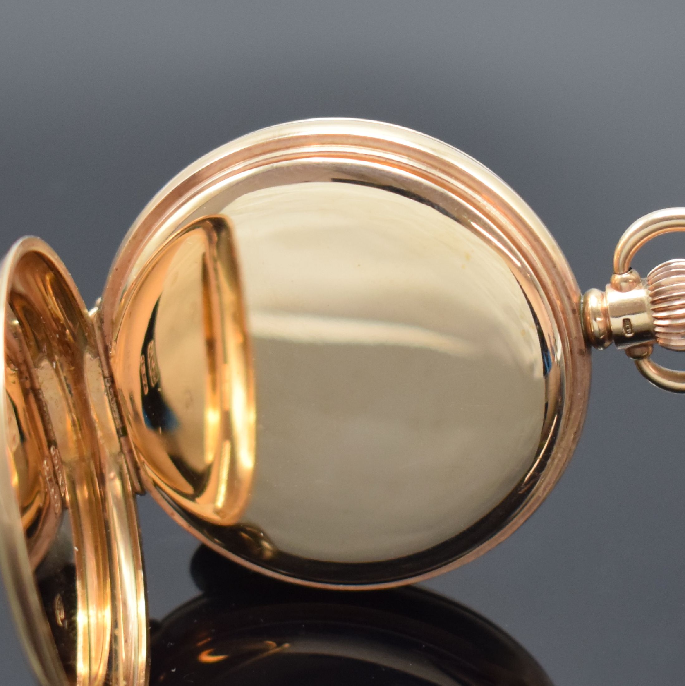 Detail d: WALTHAM Savonette Herrentaschenuhr in RG 375/000, USA / England um 1930, glattes Dennison 3-Deckel Goldgeh., 2-teil. Emailzifferbl. m. röm. Zahlen, ...