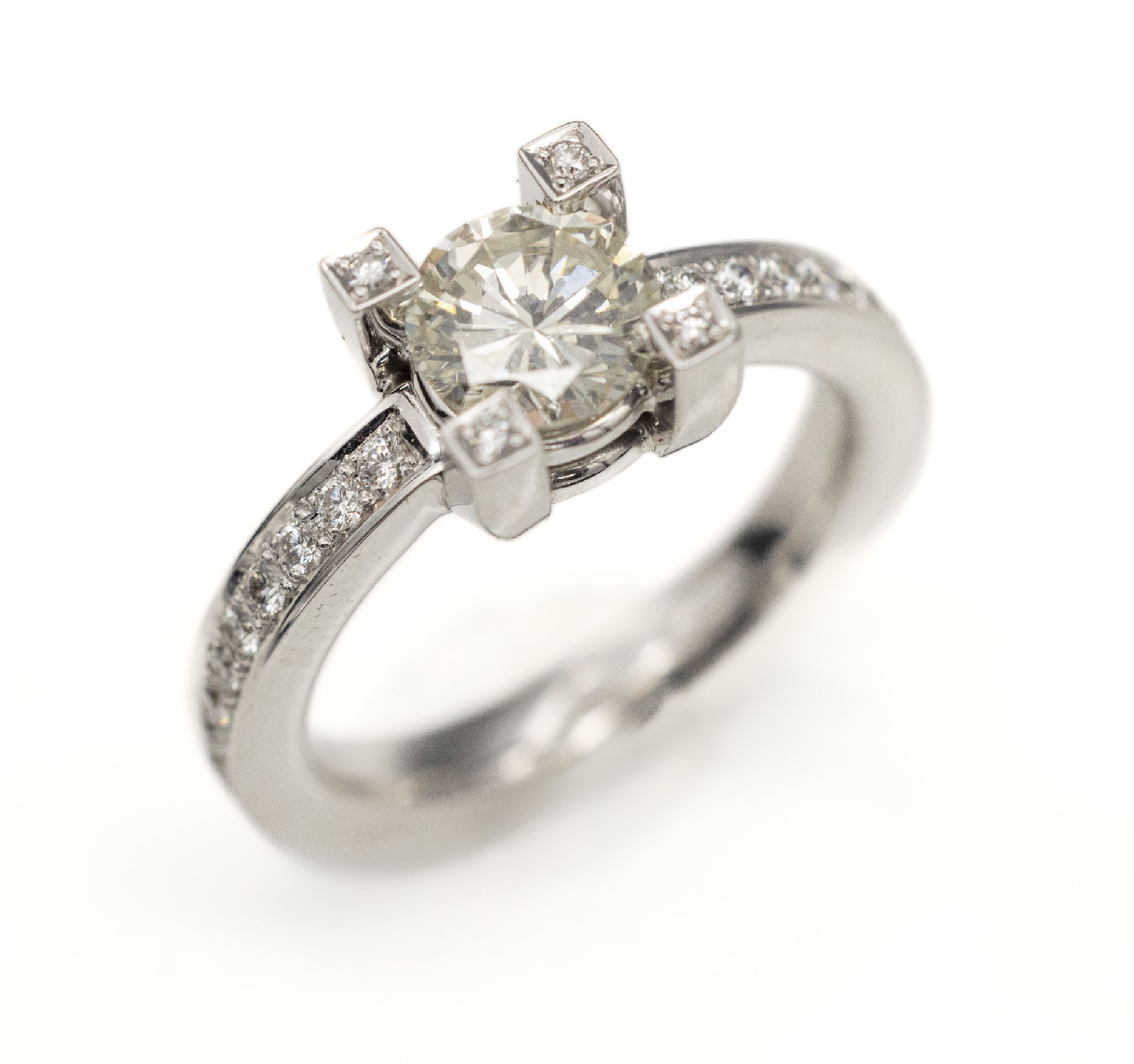 14 kt Gold Brillant-Ring, WG 585/000, mittig Brillant 1.13 ct Getöntes Weiß(L)/vvs2,22 weitere Brillanten zus. ca. 0.40 ct Weiß/si, RW 55, ca. ...