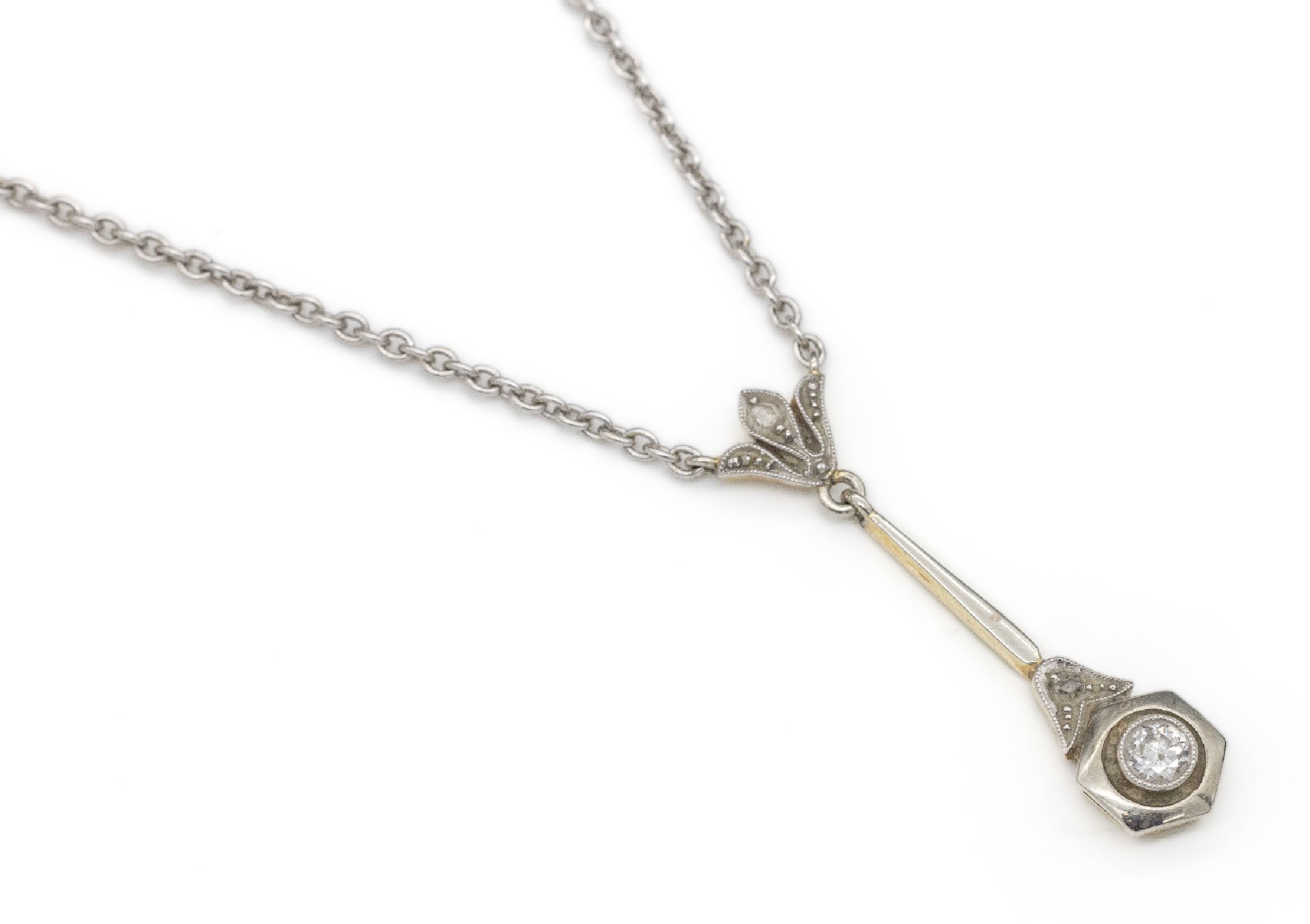 Jugendstilcollier mit Diamant, GG 585/000 und Platin, um 1900, Altschliff-Diamant ca. 0.10 ct Weiß/si, kl. Diamantrose, an Silberkette (sek.), L. ...