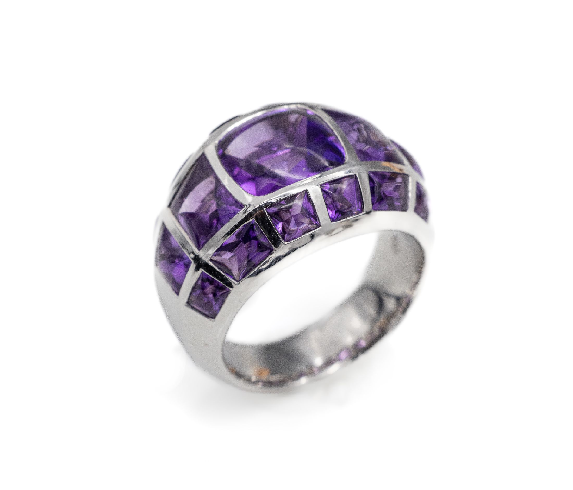 18 kt Gold Amethyst-Ring, WG 750/000, 17 Amethyst-Cabochons in versch. Größen zus. ca. 15.00 ct, Mittelstein im Buff-Top-Schliff, RW 57, ca. 19.1 g