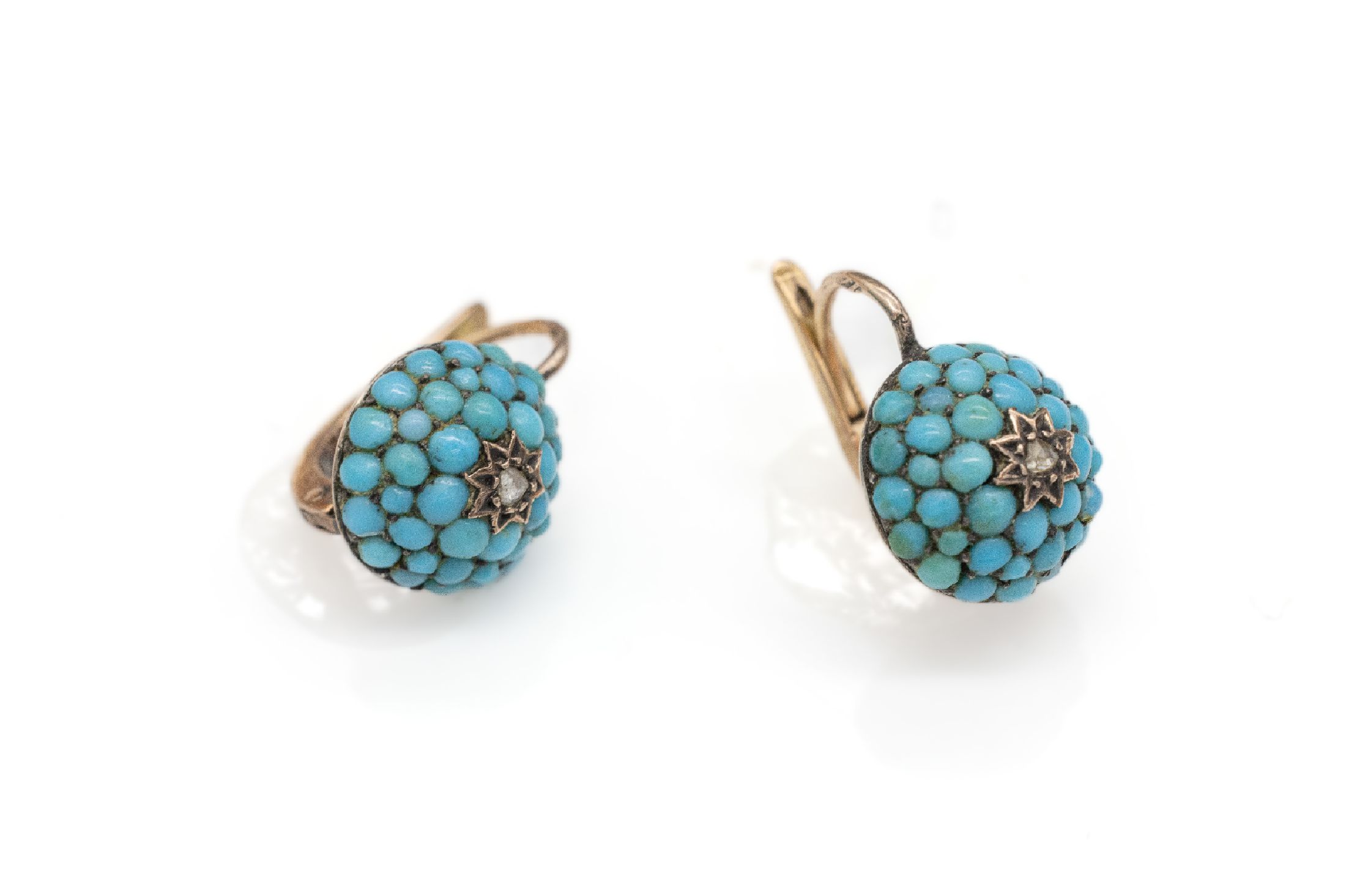 Paar 14 kt Gold Türkis-Ohrstecker, RG 585/000, um 1890, Türkiscabochons, 2 kl. Diamant-Rosen zus. ca. 0.02 ct, eine Clipbrisur ist starr