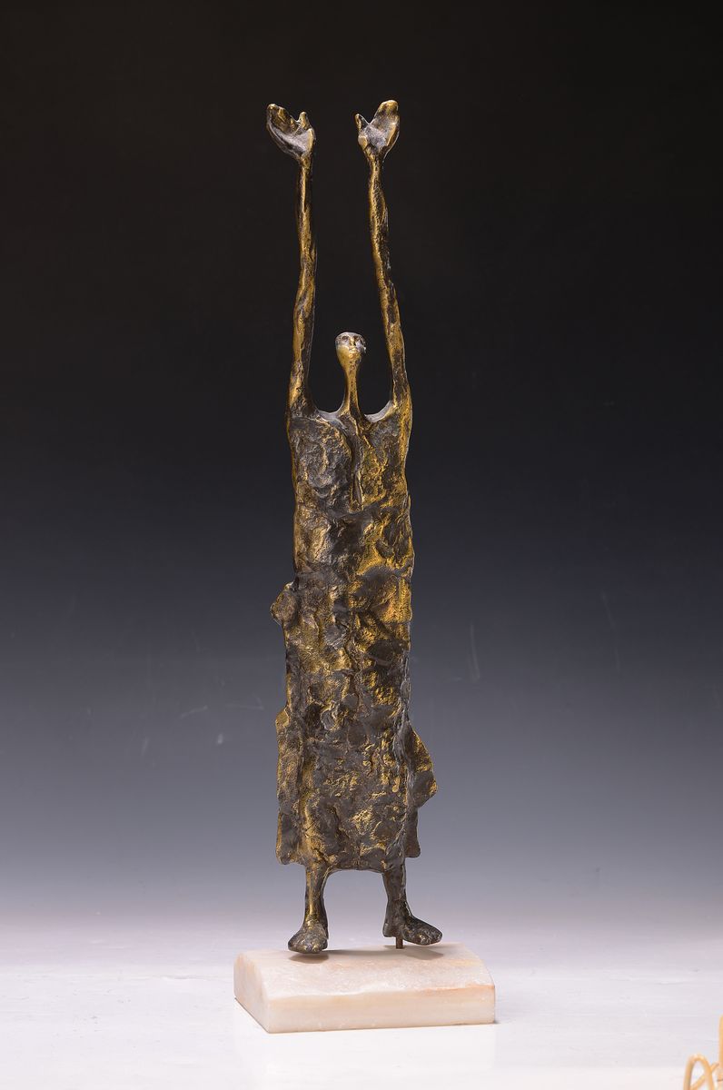 Zeitgenössischer Künstler, Figur mit nach oben gestreckten Armen, Bronze, Marmorsockel, darauf seitlich signiert, Gesamth. ca. 49cm