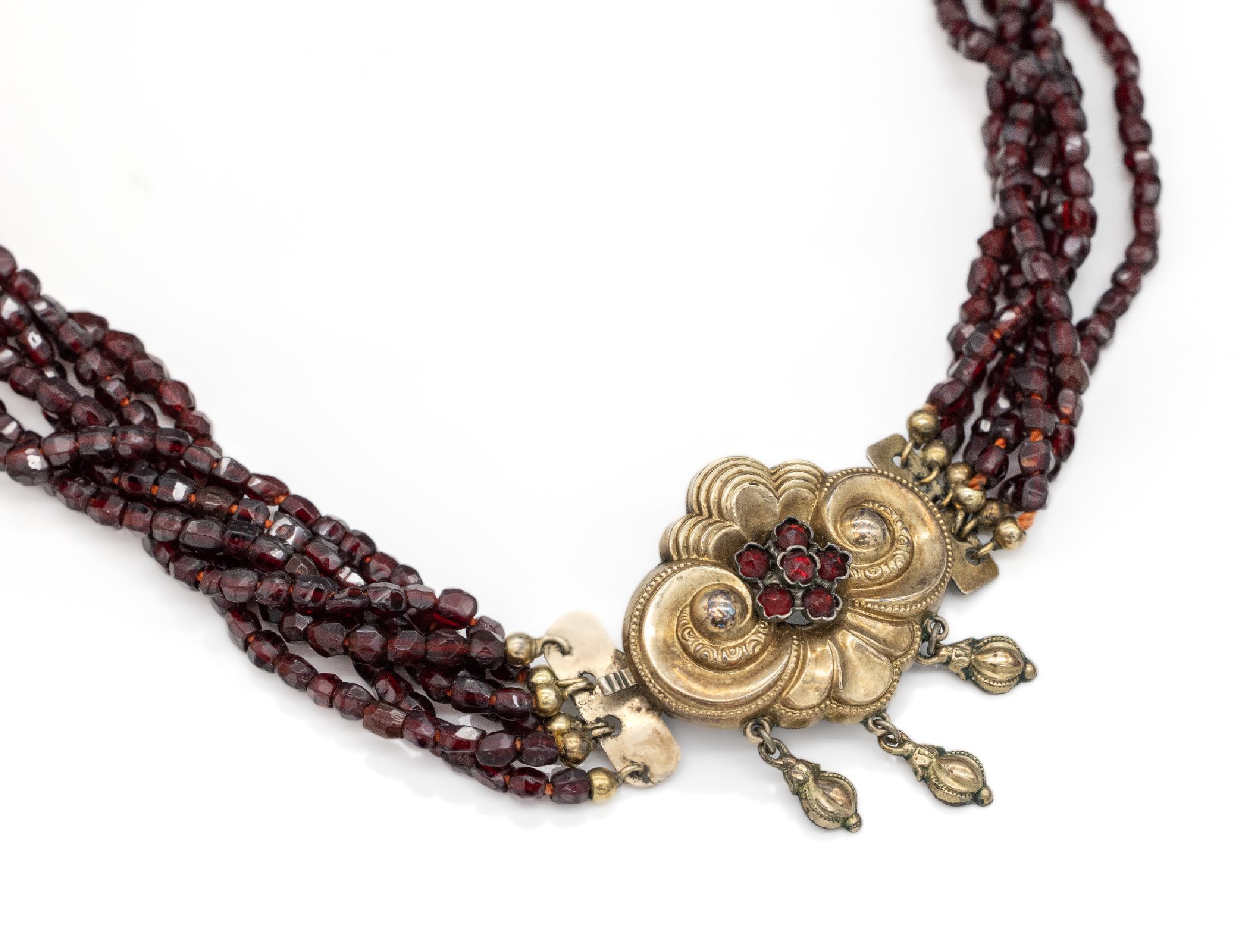 6-reihiges Collier aus Granaten, um 1870/80, Schließe Schaumgold/Silber mit rundfacett. Granaten und 3 bewegl. Abhängungen, Schließe sollte ...