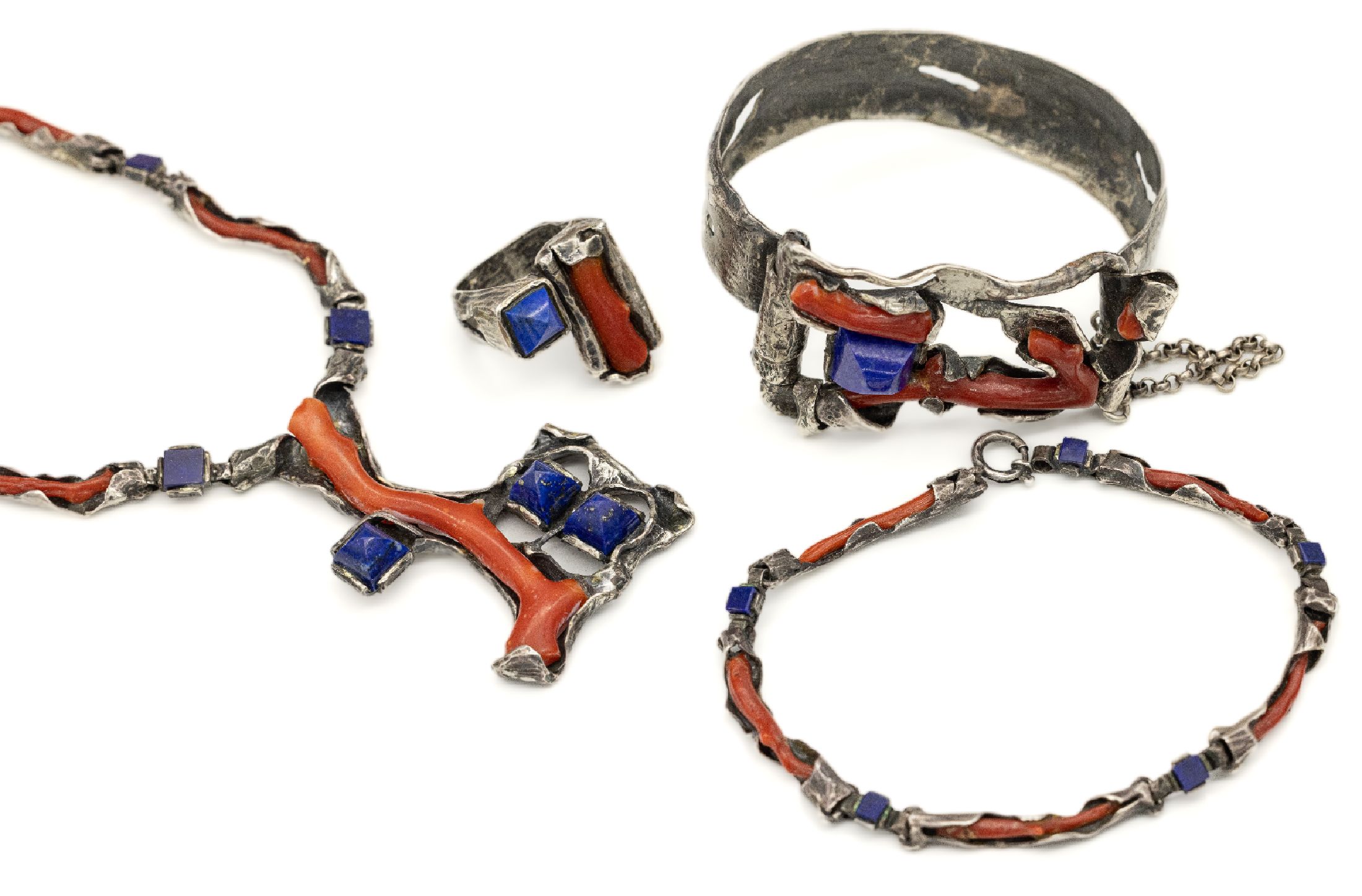 Designerschmuckset, 835er Silber, mit Korallen- und Lapislazulieinlagen, bez. Handarbeit, best. aus: Collier, Armband, Armreif, und Ring, Collierl. ...