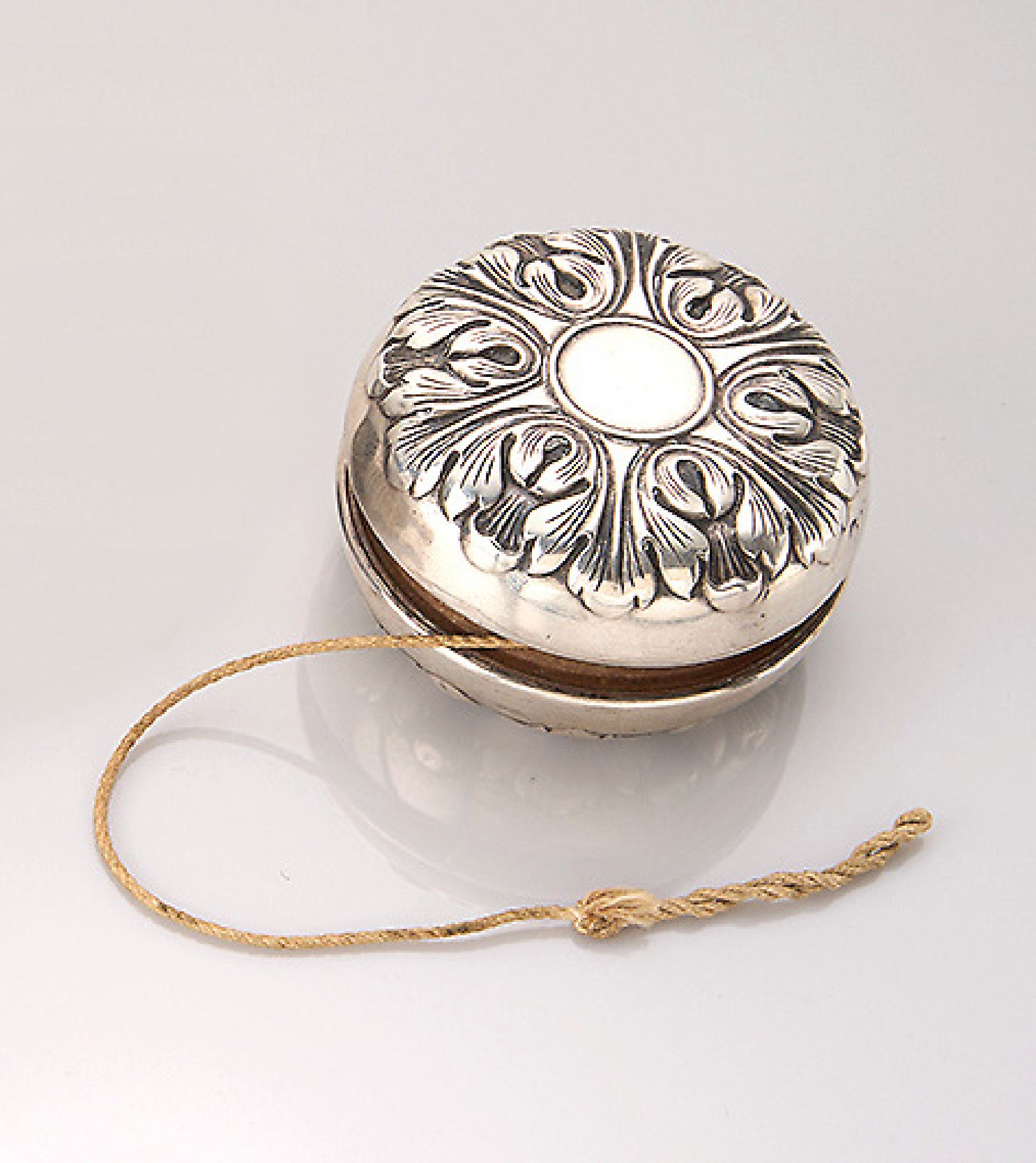 Silber JoJo, Hülle 925er Silber, USA um 1930, Hülle mit Akanthusblatt-Dekor, Korpus aus Stahl, freie Monogrammfelder, D. ca. 6 cm,funktionsfähig