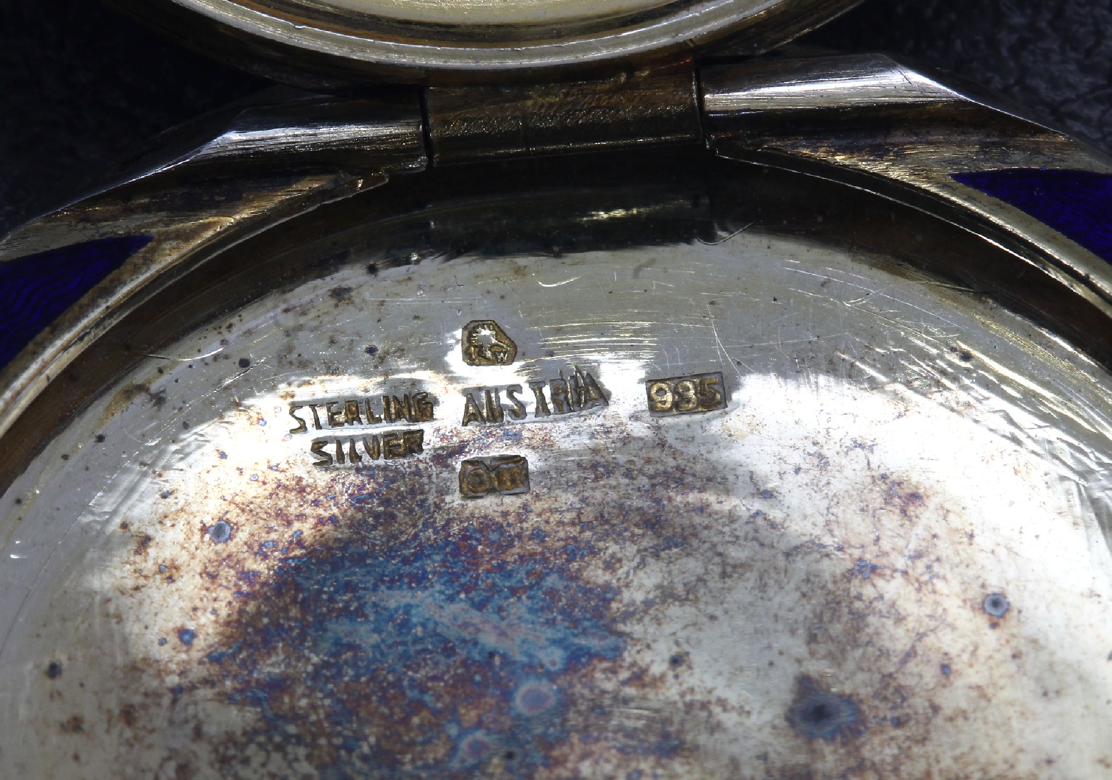 Detail c: Puderdose, Österreich/Wien 1922-1954, 935erSilber verg., rund, D. ca. 4.6 cm, Deckel mit Klappscharnier, royalblaues transluzides Emailauf ...