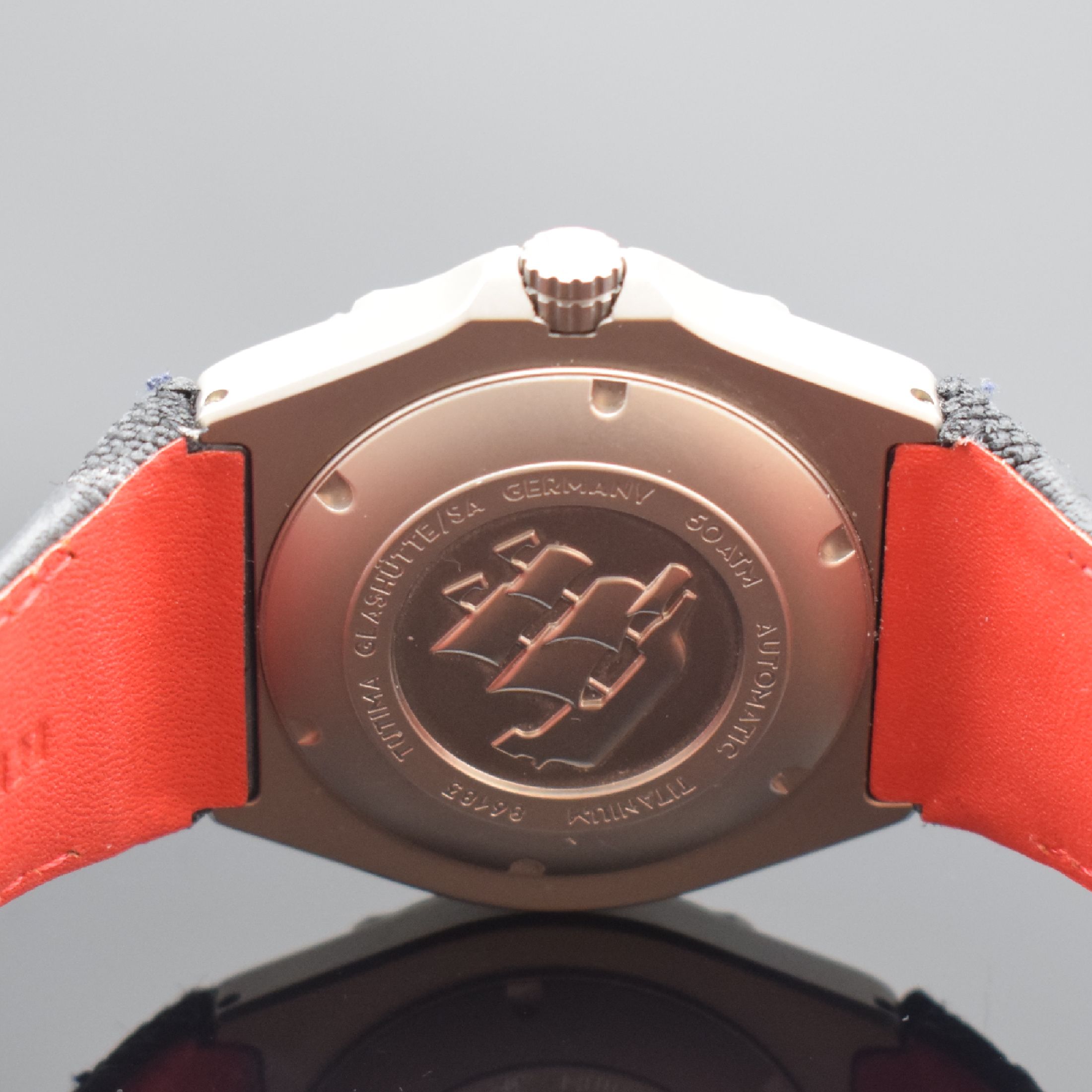 Detail d: TUTIMA M2 Seven Seas Herrenarmbanduhr in Titan Referenz 6151-01, Deutschland verk. lt. Pap. 10/2016, Automatik, Boden & Krone verschr., orig. ...