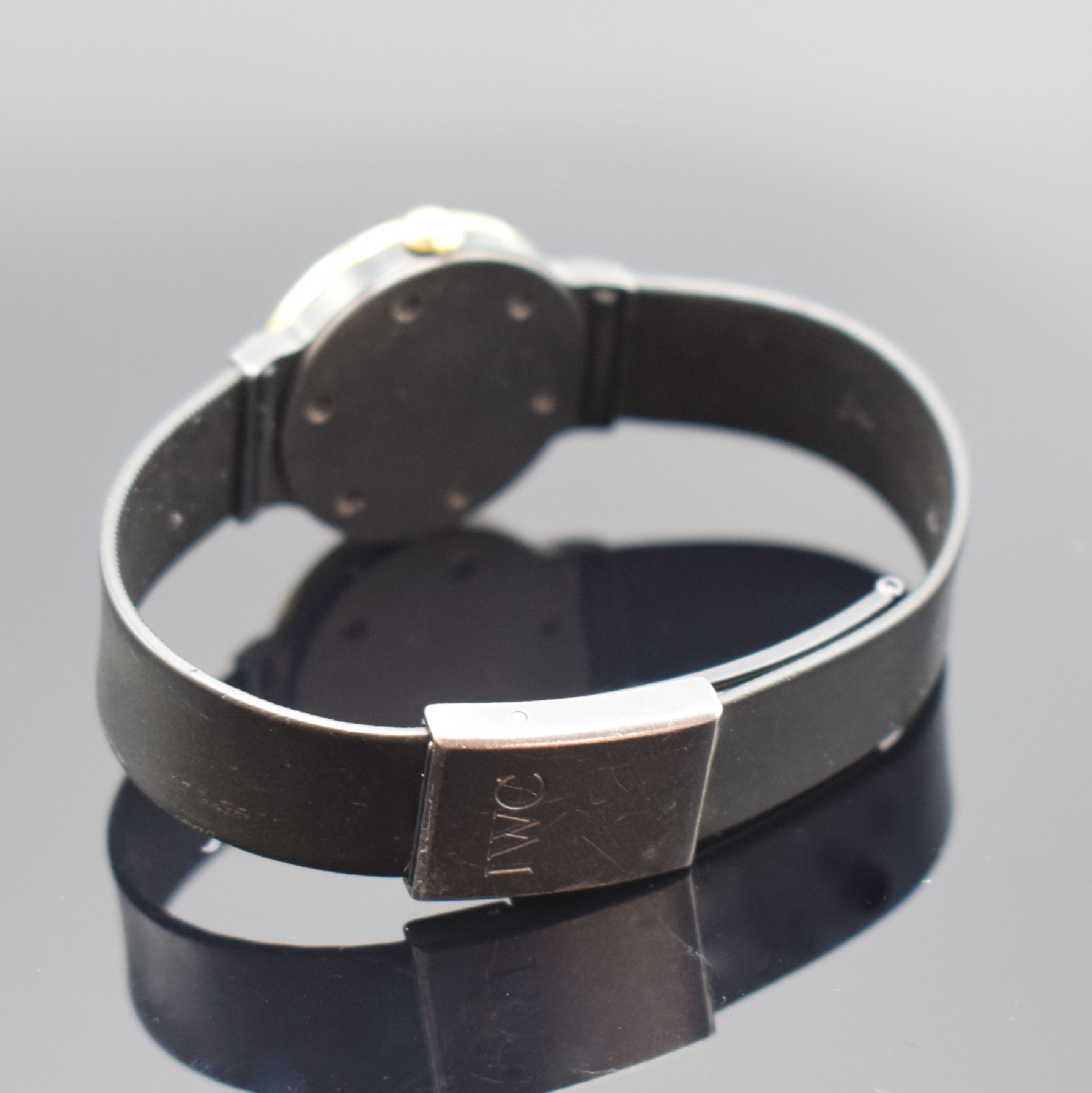 Detail b: IWC / PORSCHE DESIGN Damenarmbanduhr, Schweiz um 1990, quarz, geschw. Geh. inkl. Kautschukband m. Faltschl., Goldlünette, Boden verschr., schwarzes ...