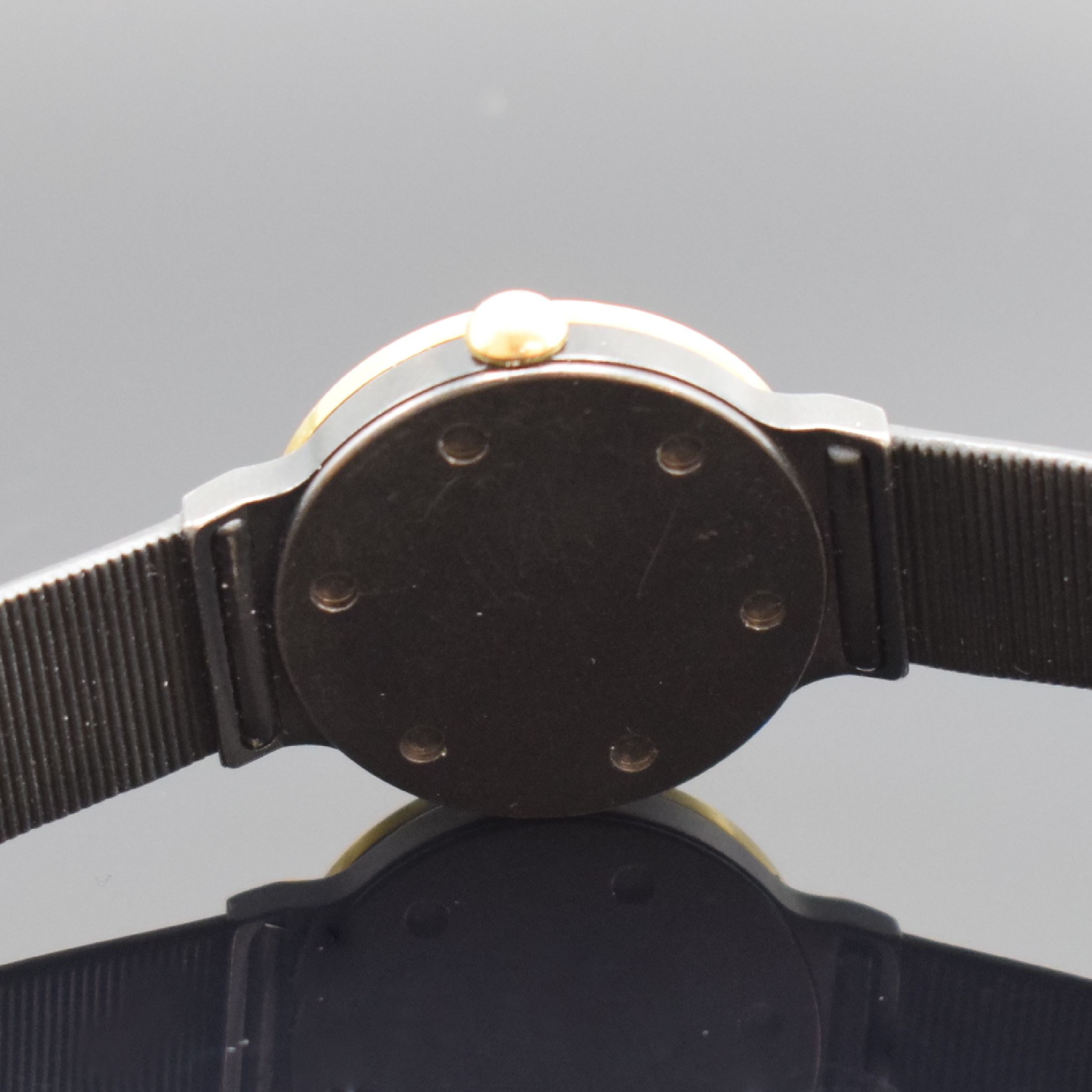 Detail c: IWC / PORSCHE DESIGN Damenarmbanduhr, Schweiz um 1990, quarz, geschw. Geh. inkl. Kautschukband m. Faltschl., Goldlünette, Boden verschr., schwarzes ...
