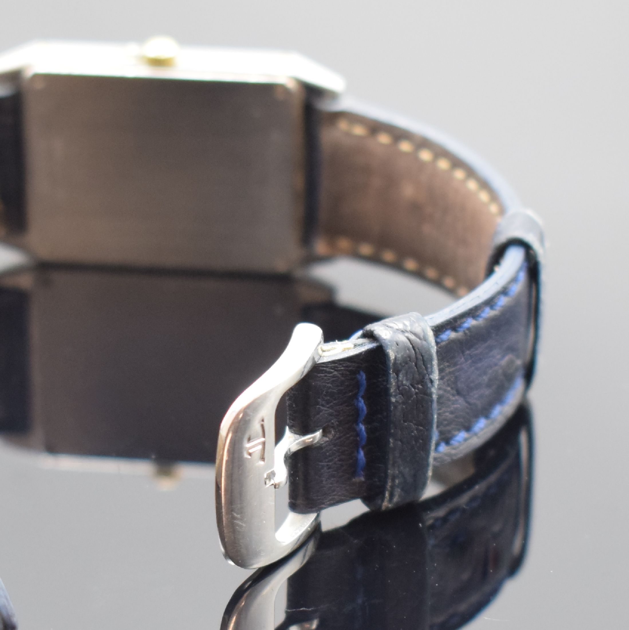 Detail b: Jaeger-LeCoultre Armbanduhr Referenz 400.6.20, Schweiz um 1990, nach Vorbild aus den 1950er Jahren, quarz, Edelstahlgeh., Boden 4-fach verschr., ...