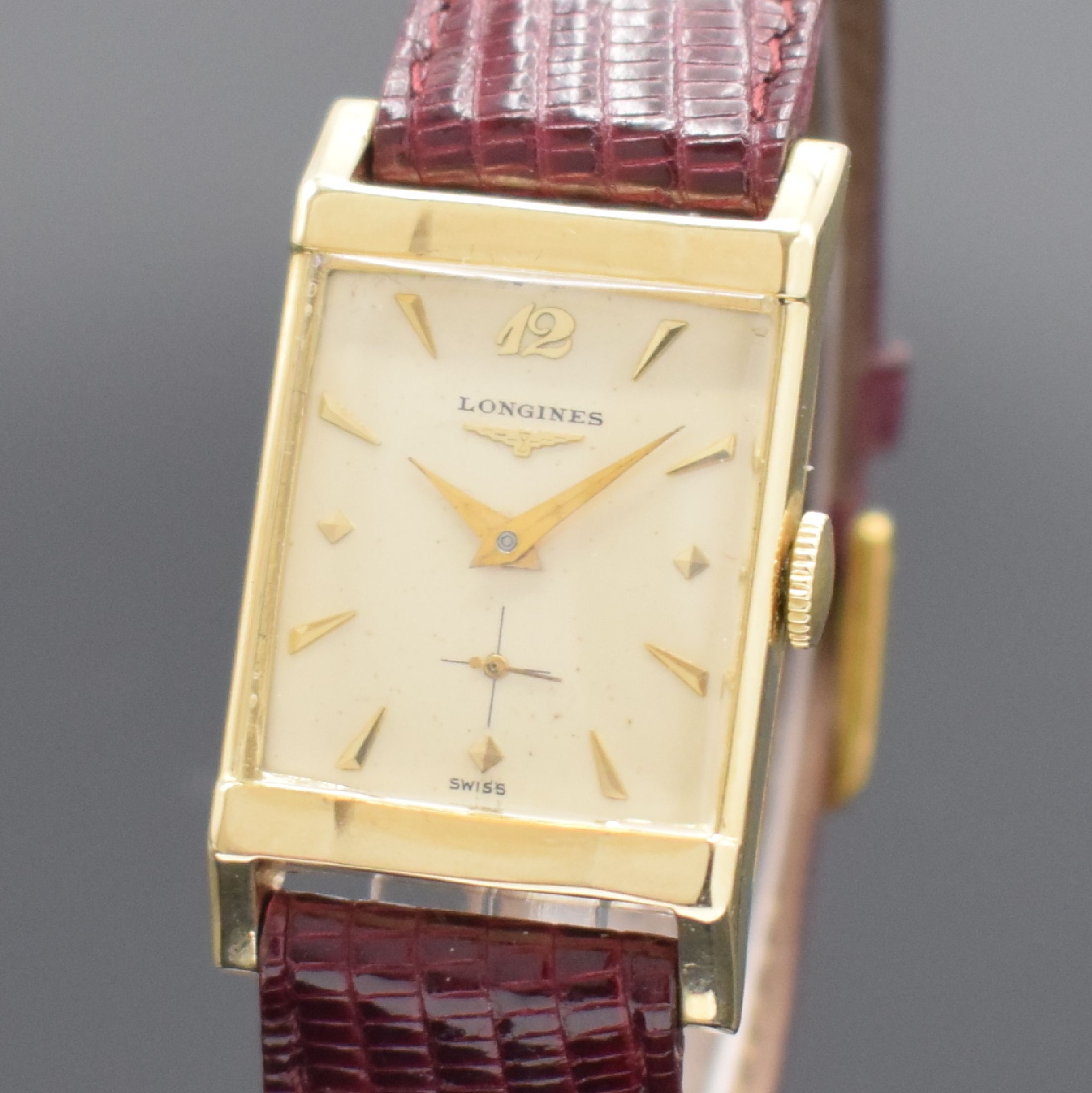 Detail a: Longines Armbanduhr in GG 585/000, Schweiz/USA um 1950, Handaufzug, Boden aufgedr., silb. Zifferbl. altersb. pat./fl., gold. Std.-Ind. & Zeiger, kl. ...