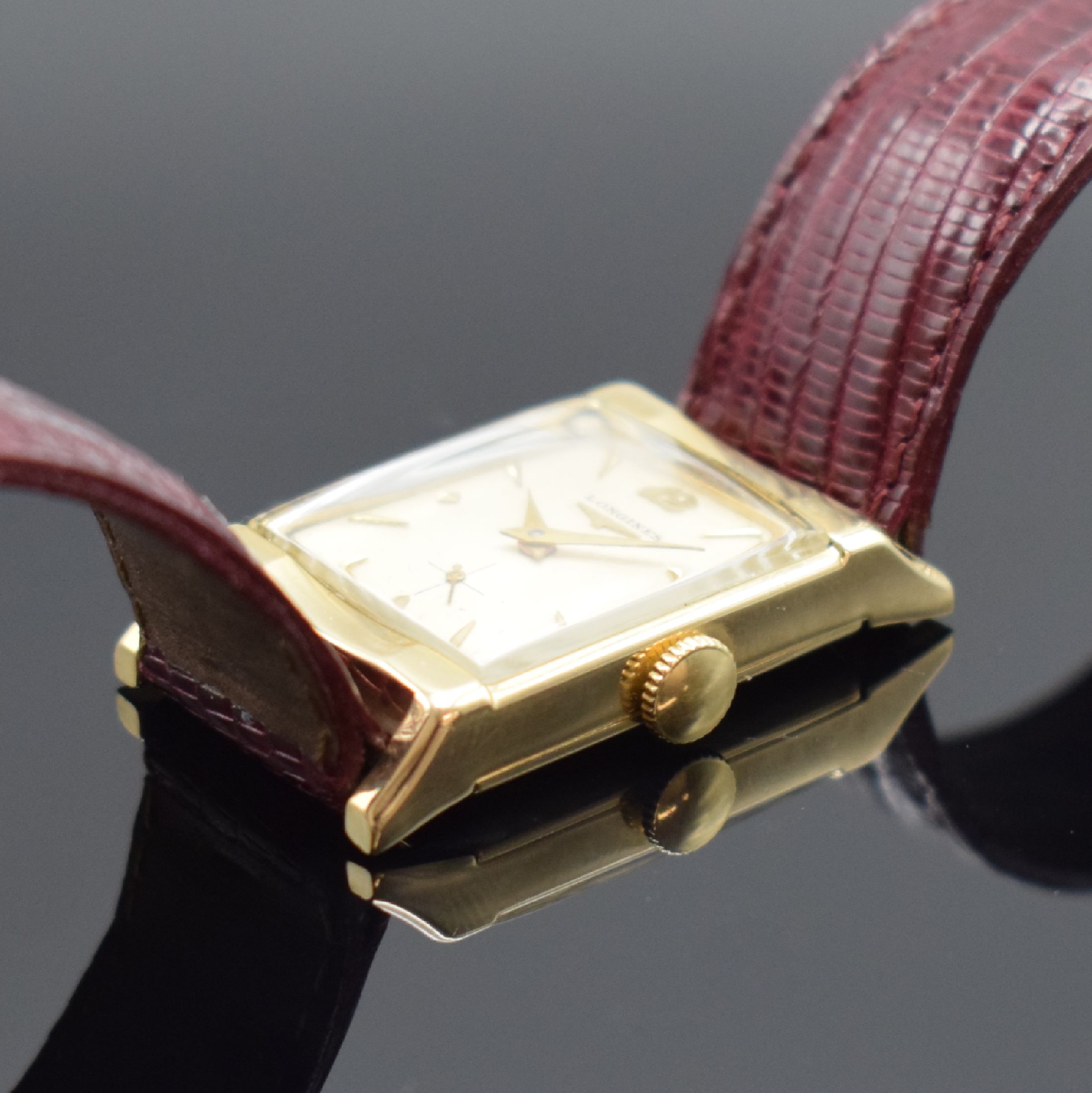 Detail b: Longines Armbanduhr in GG 585/000, Schweiz/USA um 1950, Handaufzug, Boden aufgedr., silb. Zifferbl. altersb. pat./fl., gold. Std.-Ind. & Zeiger, kl. ...