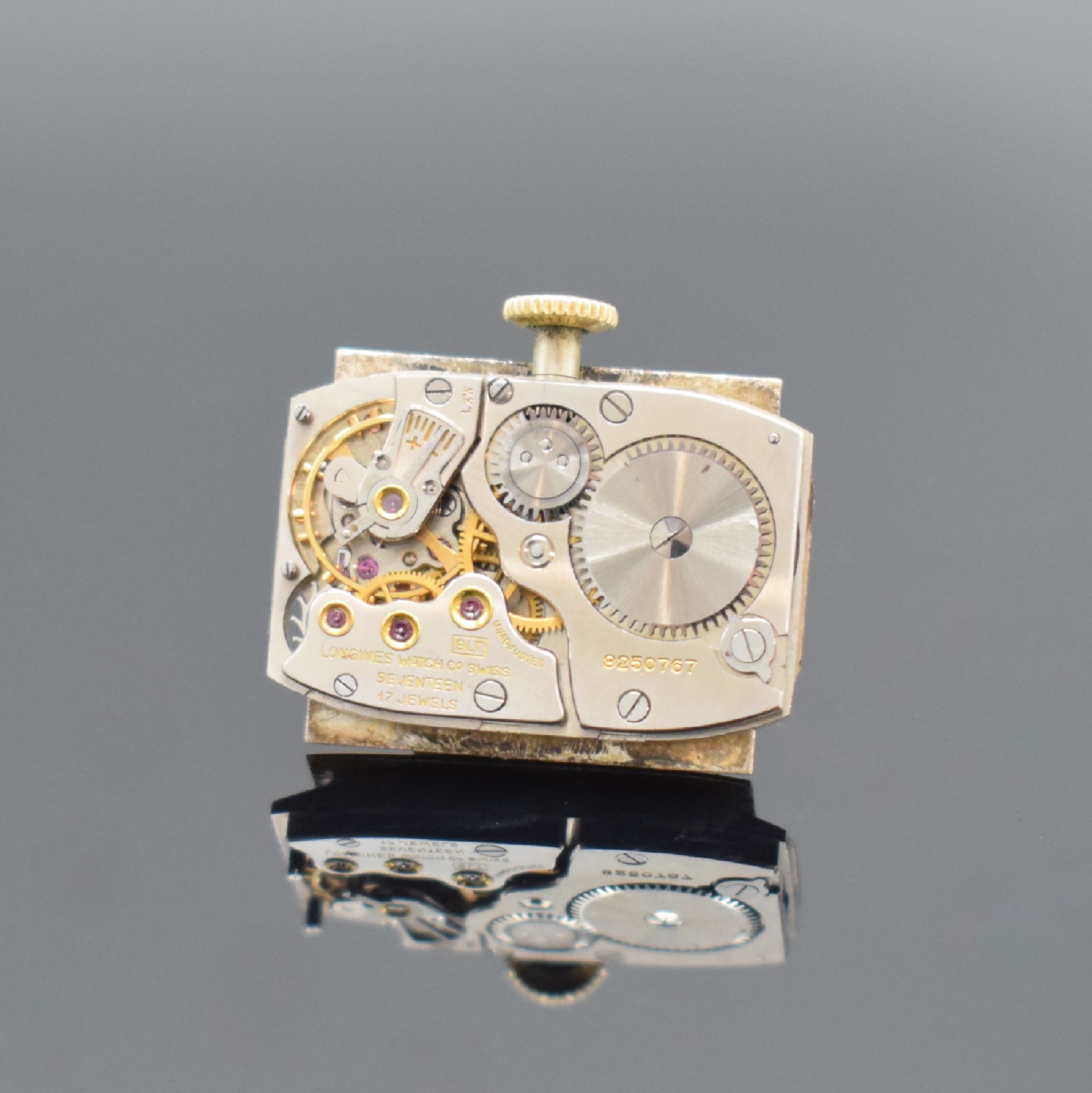Detail e: Longines Armbanduhr in GG 585/000, Schweiz/USA um 1950, Handaufzug, Boden aufgedr., silb. Zifferbl. altersb. pat./fl., gold. Std.-Ind. & Zeiger, kl. ...
