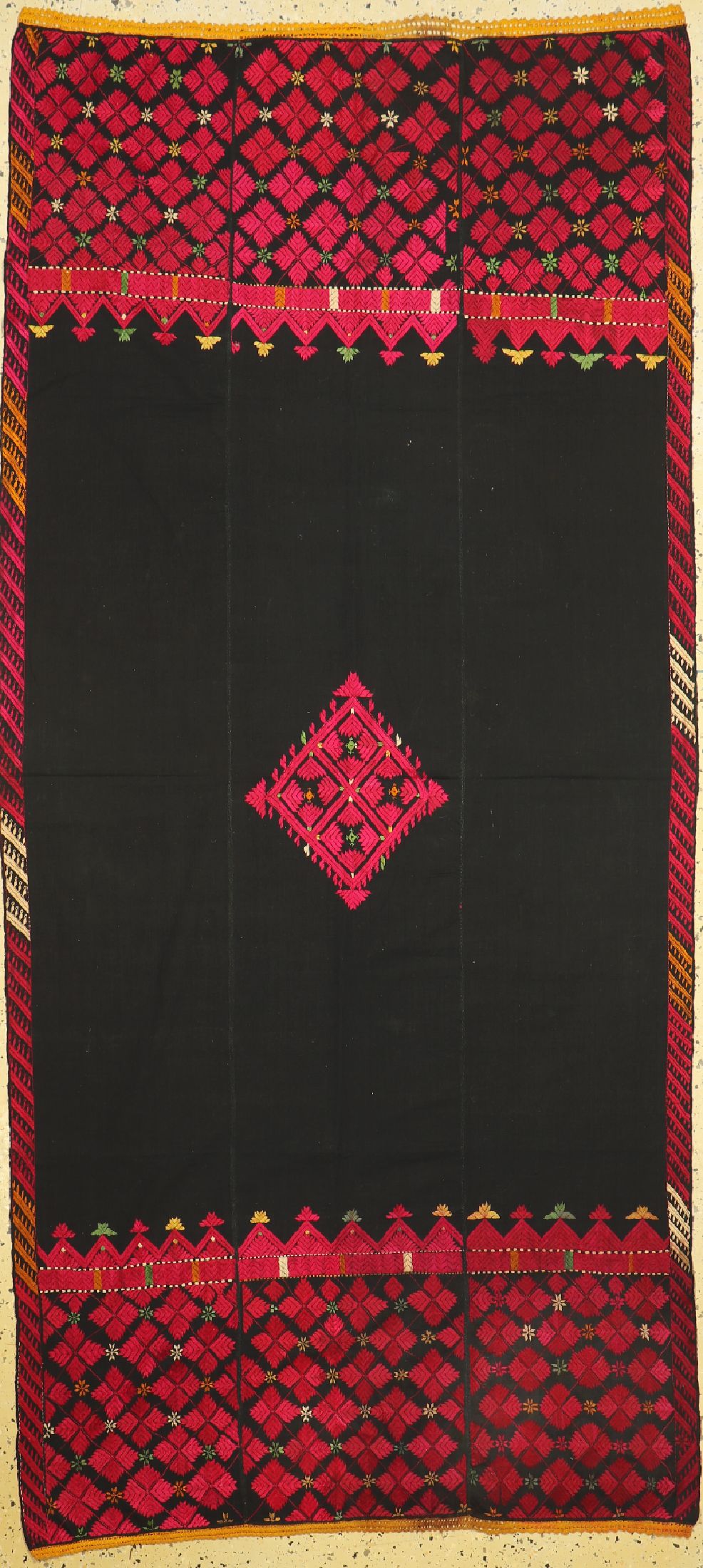 Phulkari, Indien, ca. 50 Jahre, Seidenstickerei auf Baumwolle, ca. 234 x 104 cm, EHZ: 2