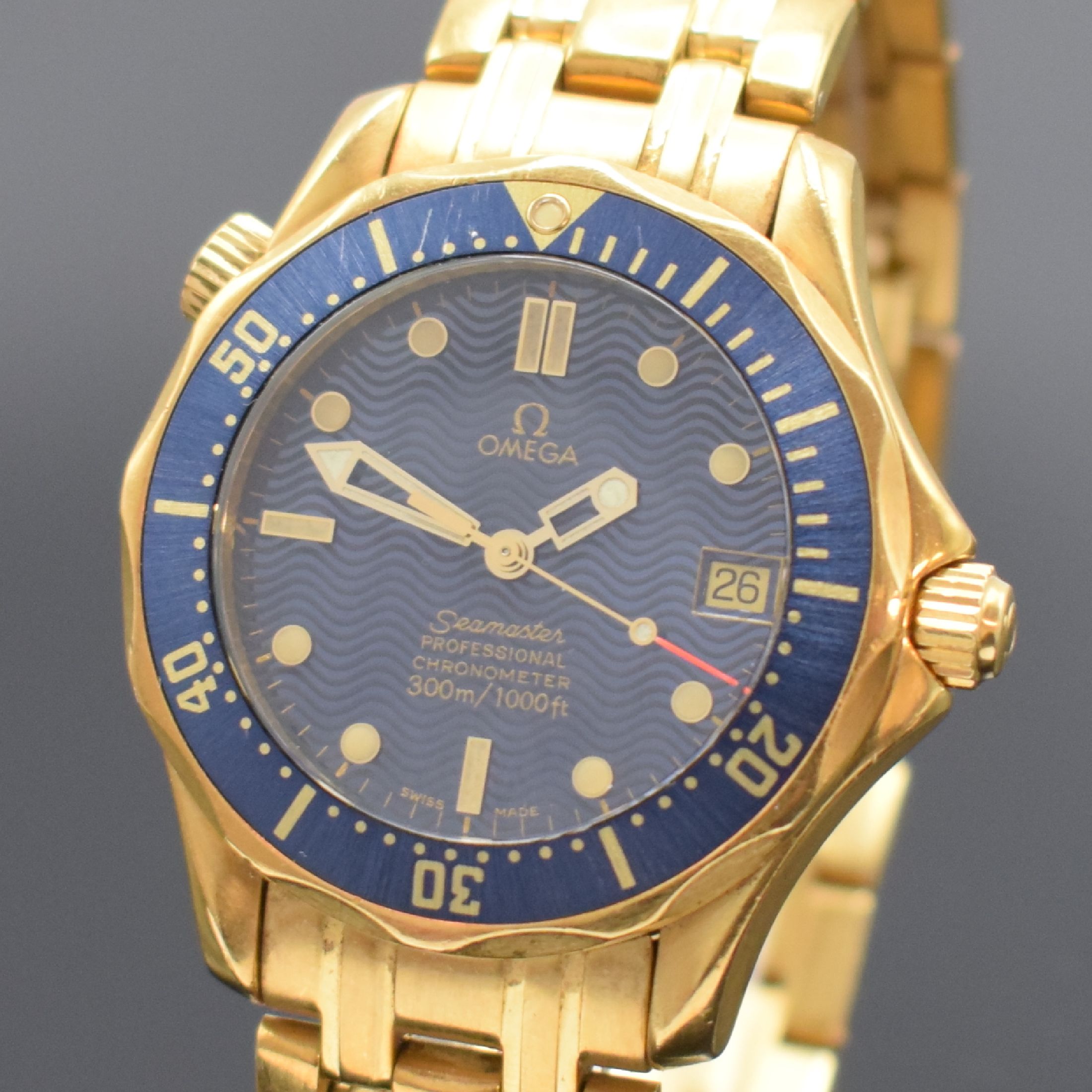 Detail a: OMEGA Herrenarmbanduhr Seamaster Professional Chronometer in GG 750/000 Referenz 168.1502, Schweiz um 1995, Automatik, Boden & Krone verschr., ...