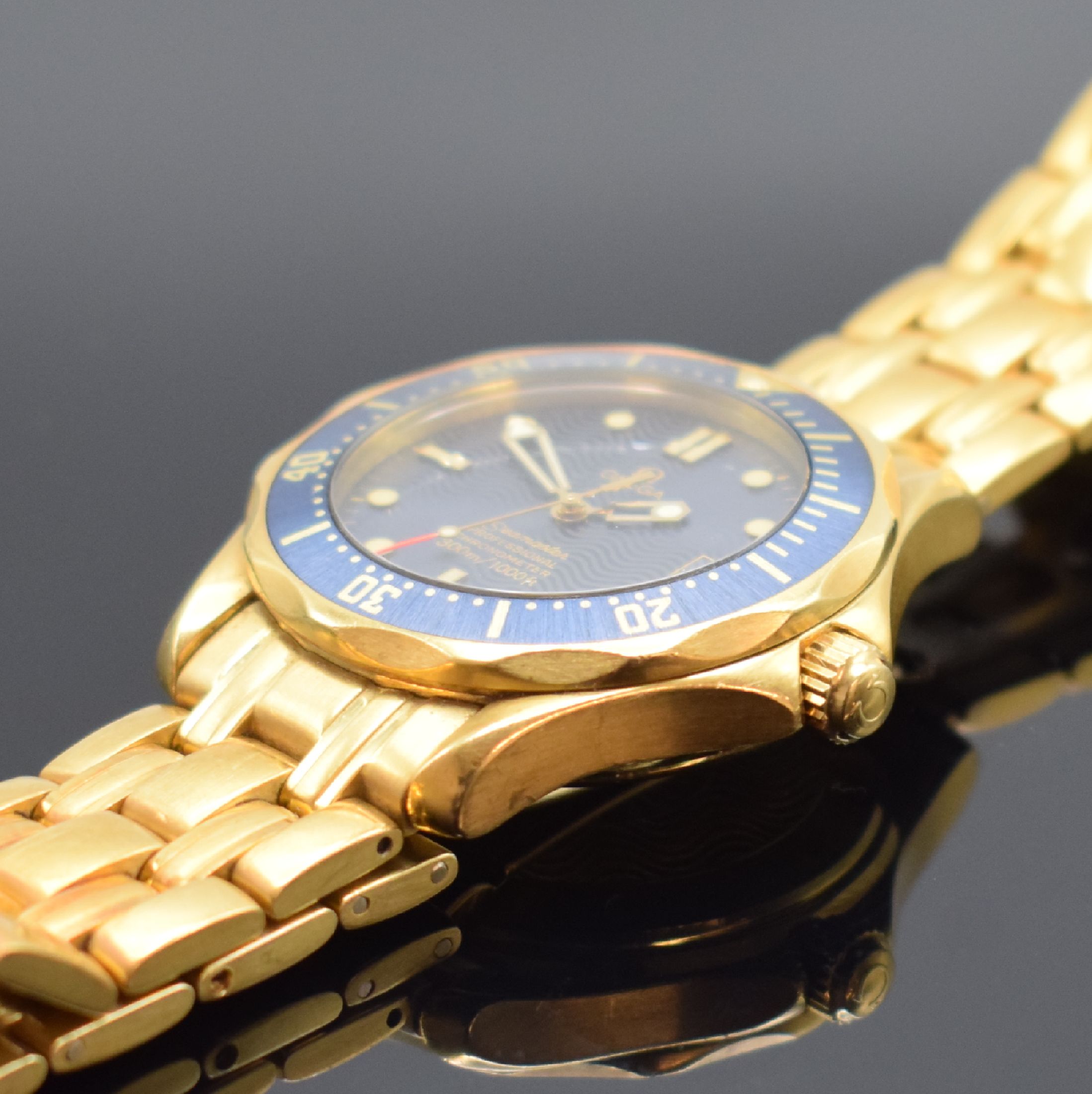 Detail d: OMEGA Herrenarmbanduhr Seamaster Professional Chronometer in GG 750/000 Referenz 168.1502, Schweiz um 1995, Automatik, Boden & Krone verschr., ...