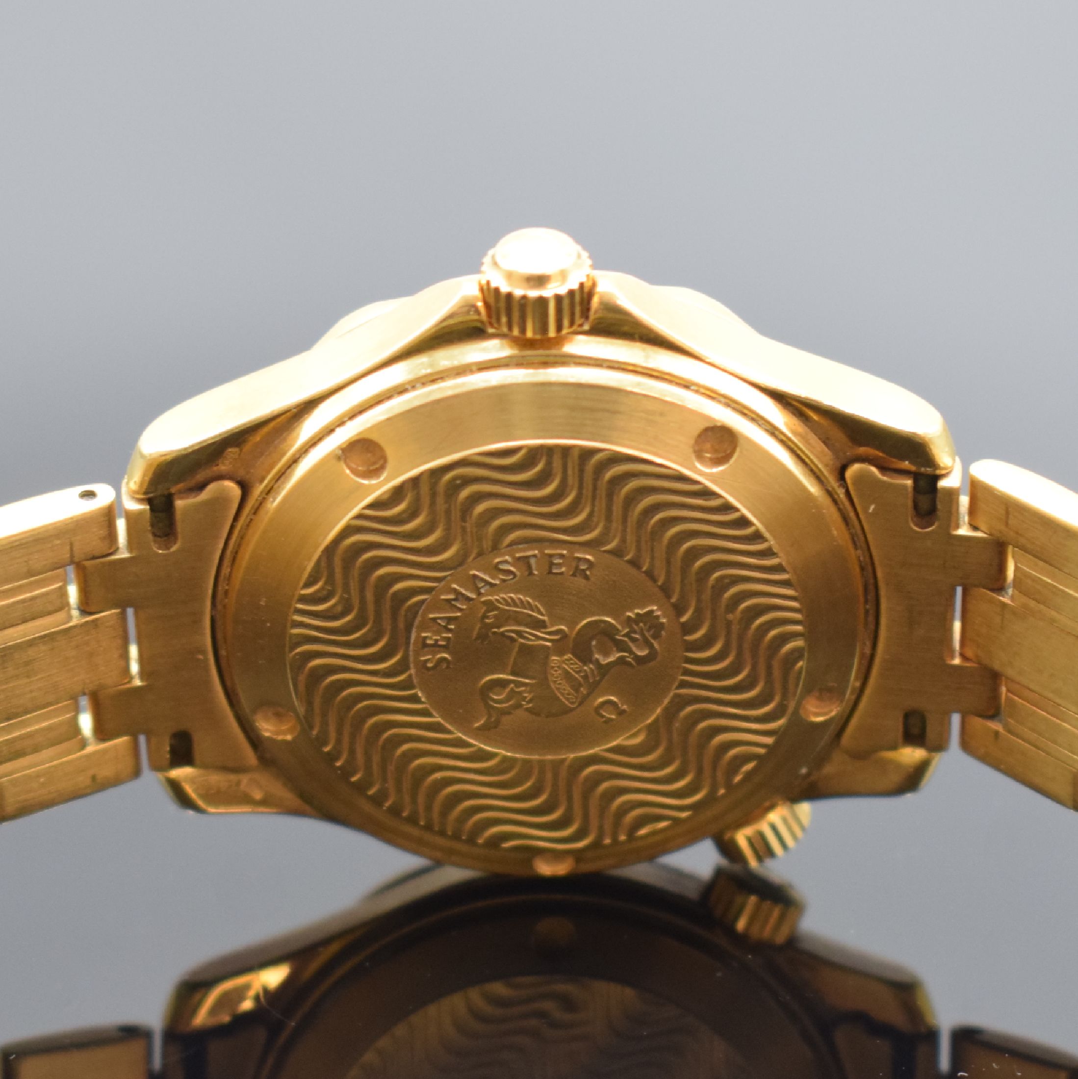 Detail e: OMEGA Herrenarmbanduhr Seamaster Professional Chronometer in GG 750/000 Referenz 168.1502, Schweiz um 1995, Automatik, Boden & Krone verschr., ...